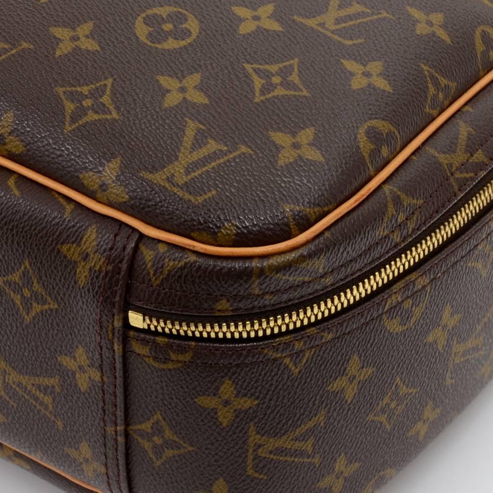 Louis Vuitton Vintage Excursion Monogram Canvas Travel Hand Bag For Sale 2