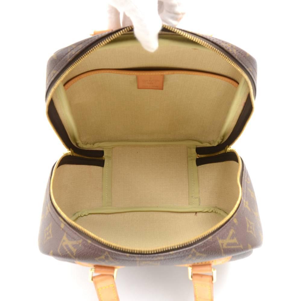 Louis Vuitton Vintage Excursion Monogram Canvas Travel Hand Bag For Sale 4