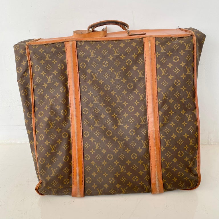 Past auction: Large Louis Vuitton garment bag 1990s