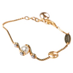 Pulsera vintage Louis Vuitton con colgante de perlas en tono dorado