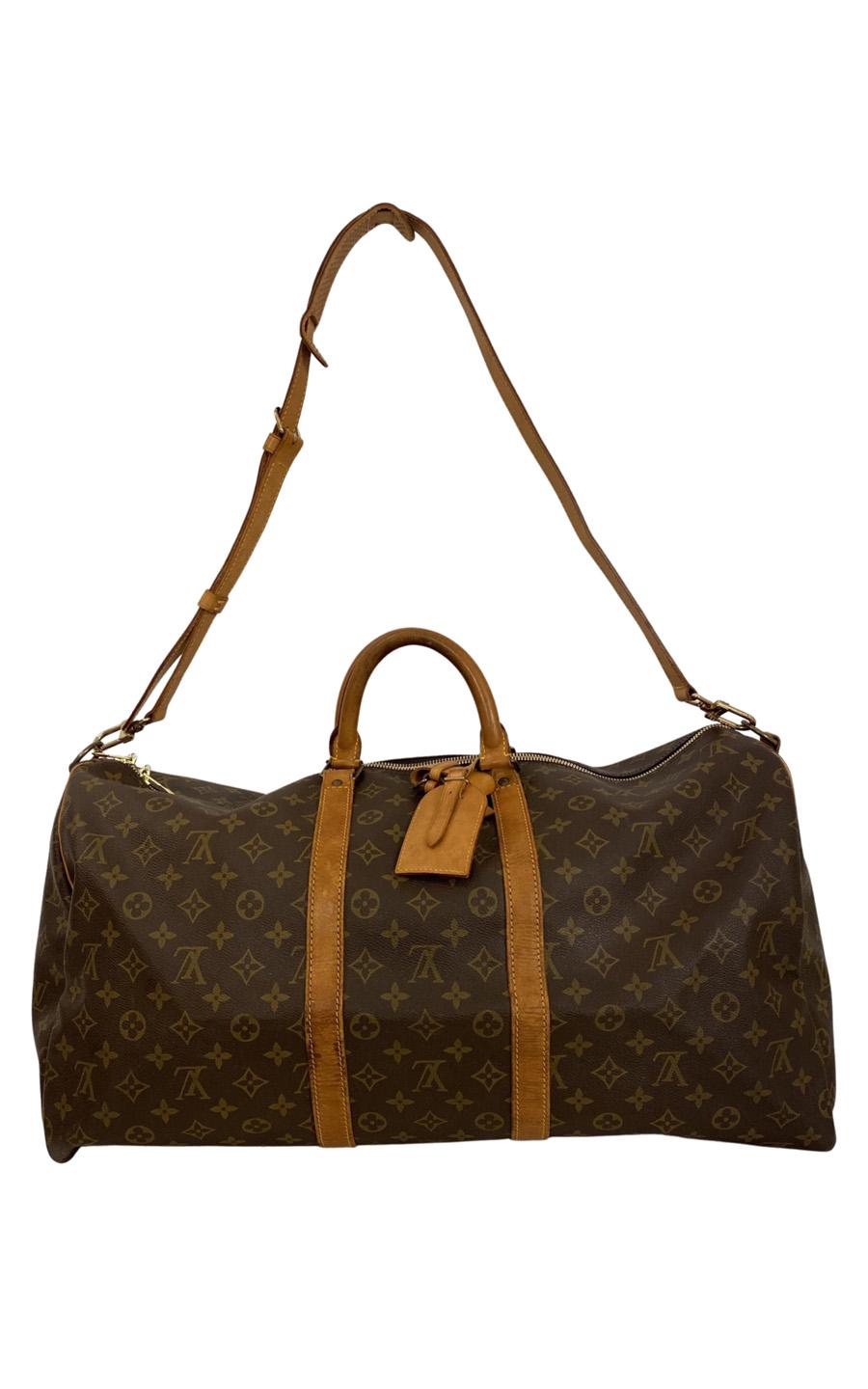 Louis Vuitton Keepall 55 with Bandoulière shoulder strap in Monogram Canvas with gold-plated hardware, Vachetta leather details and shoulder strap. The inside lining is brown cotton, looks very neat and doesn't have any inside pockets. The bag