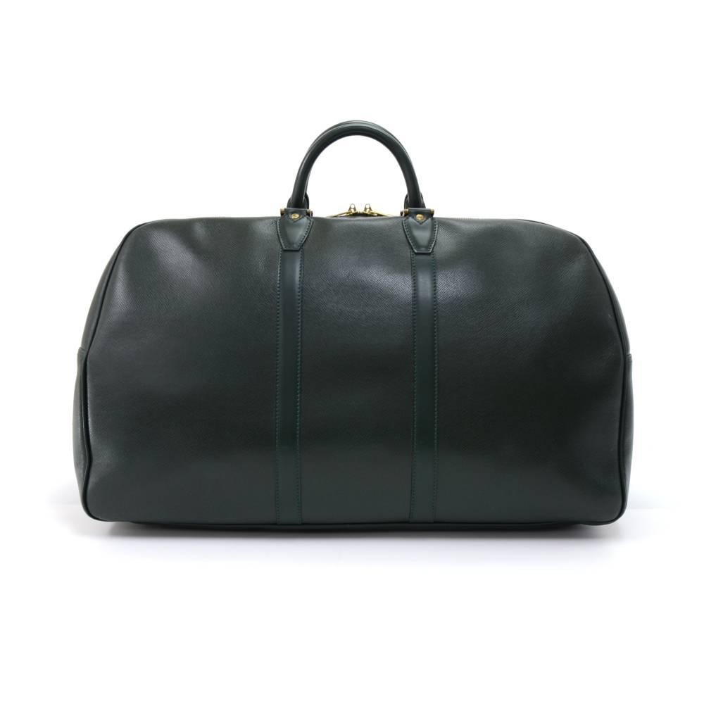 Vintage Louis Vuitton Kendall GM in dark green taiga leather travel Bag. It is a classic of the Louis Vuitton travel bag collection. This spacious large version features comfortable rounded leather handles, a double zipper and alkantra lining