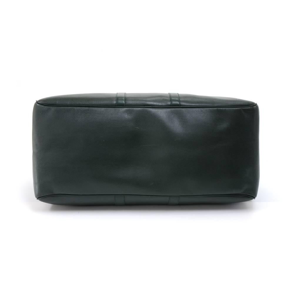 Women's or Men's Louis Vuitton Vintage Kendall GM Green Taiga Leather Travel Bag