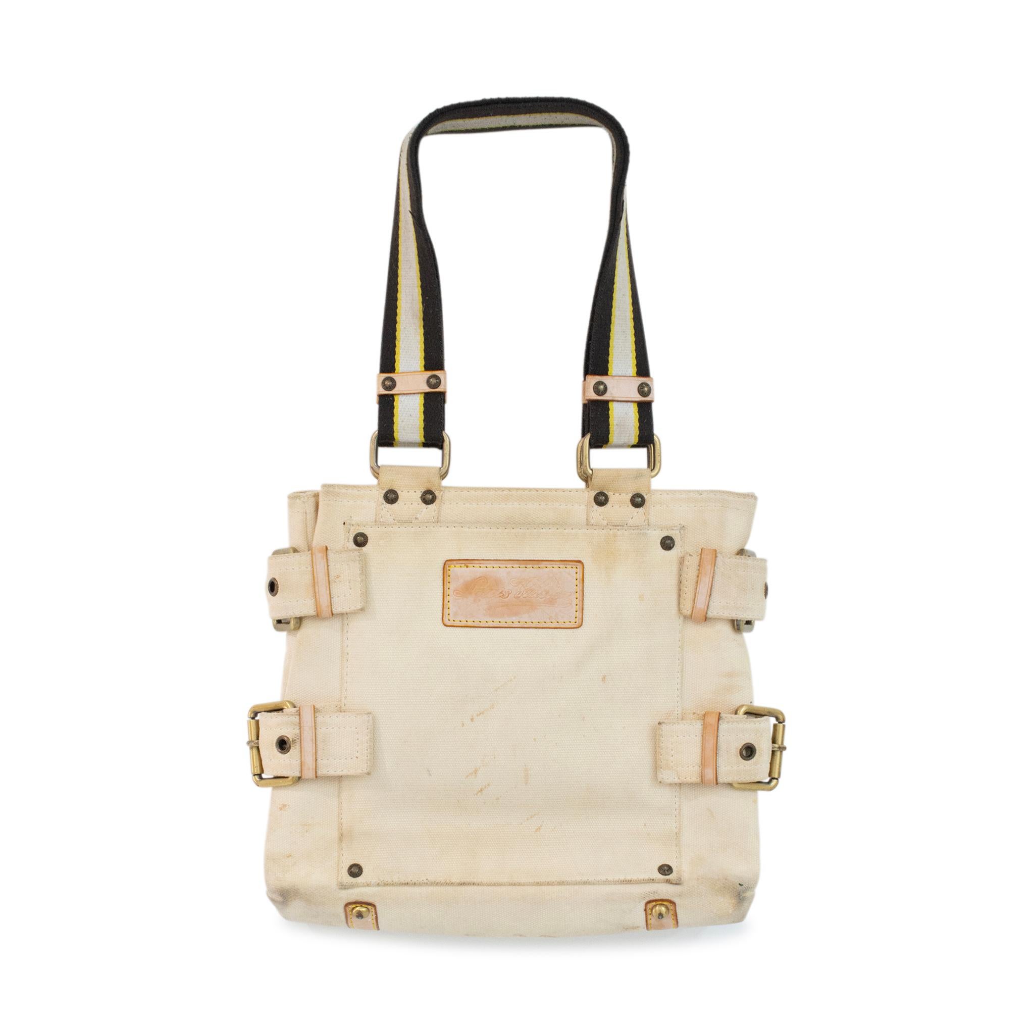 Brand: Louis Vuitton 

Measurements: (W x H x D): 11.25