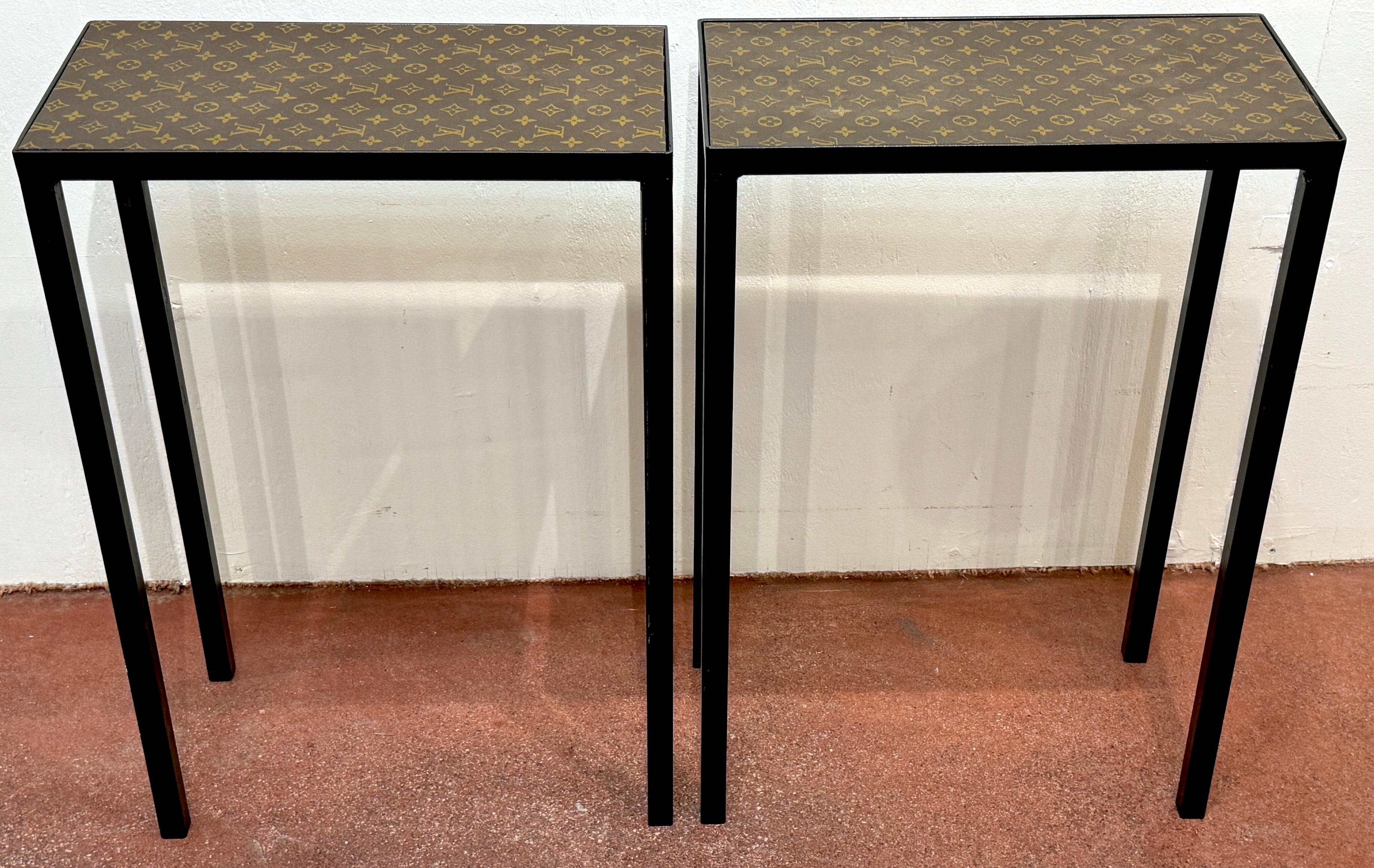 Konsolentisch aus Segeltuch und Schmiedeeisen von Louis Vuitton LV im Vintage-Stil, 2tes Exemplar verfügbar
Frankreich, Louis Vuitton Leinwand ca. 1960er Jahre, Schmiedeeisen Tische später 20.

Ein auffälliger Konsolentisch von Louis Vuitton aus