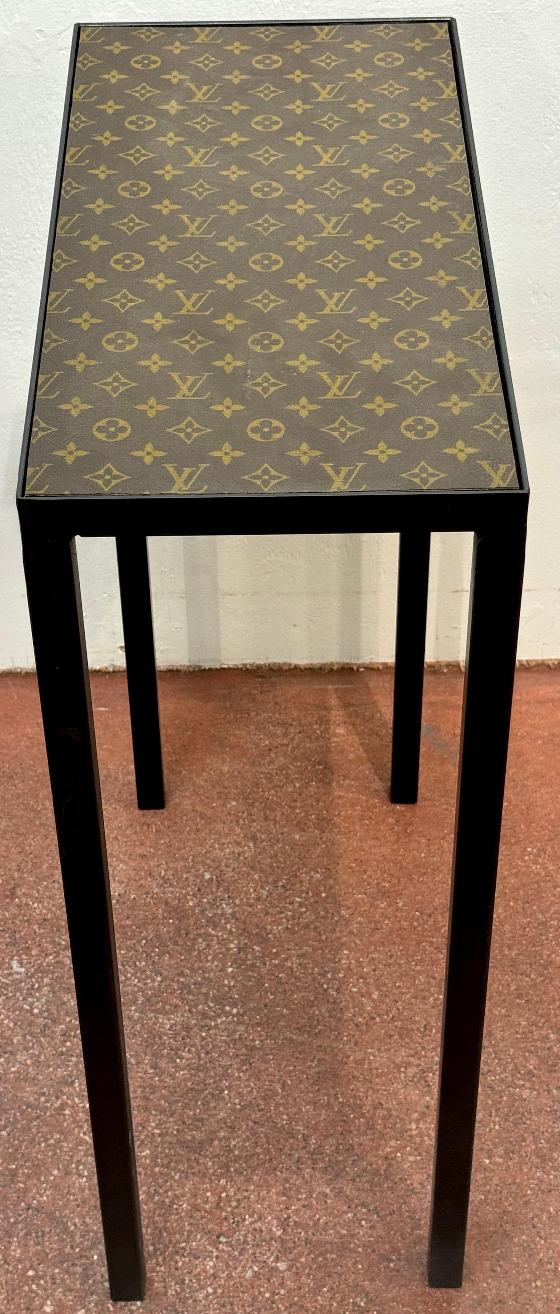 Konsolentisch aus Segeltuch und Schmiedeeisen von Louis Vuitton LV im Vintage-Stil, 2tes Exemplar verfügbar im Zustand „Gut“ im Angebot in West Palm Beach, FL