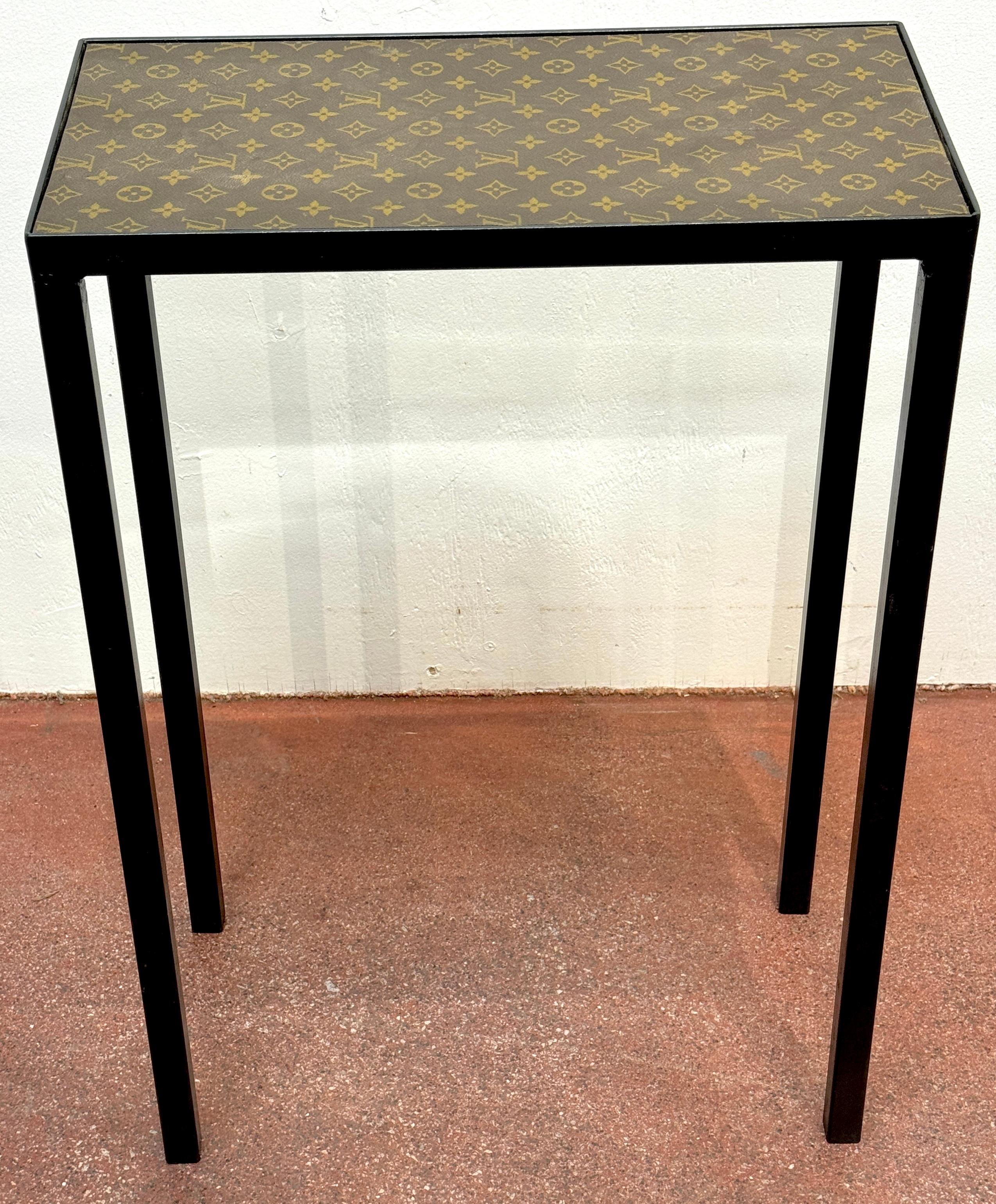 Konsolentisch aus Segeltuch und Schmiedeeisen von Louis Vuitton LV im Vintage-Stil, 2tes Exemplar verfügbar (20. Jahrhundert) im Angebot