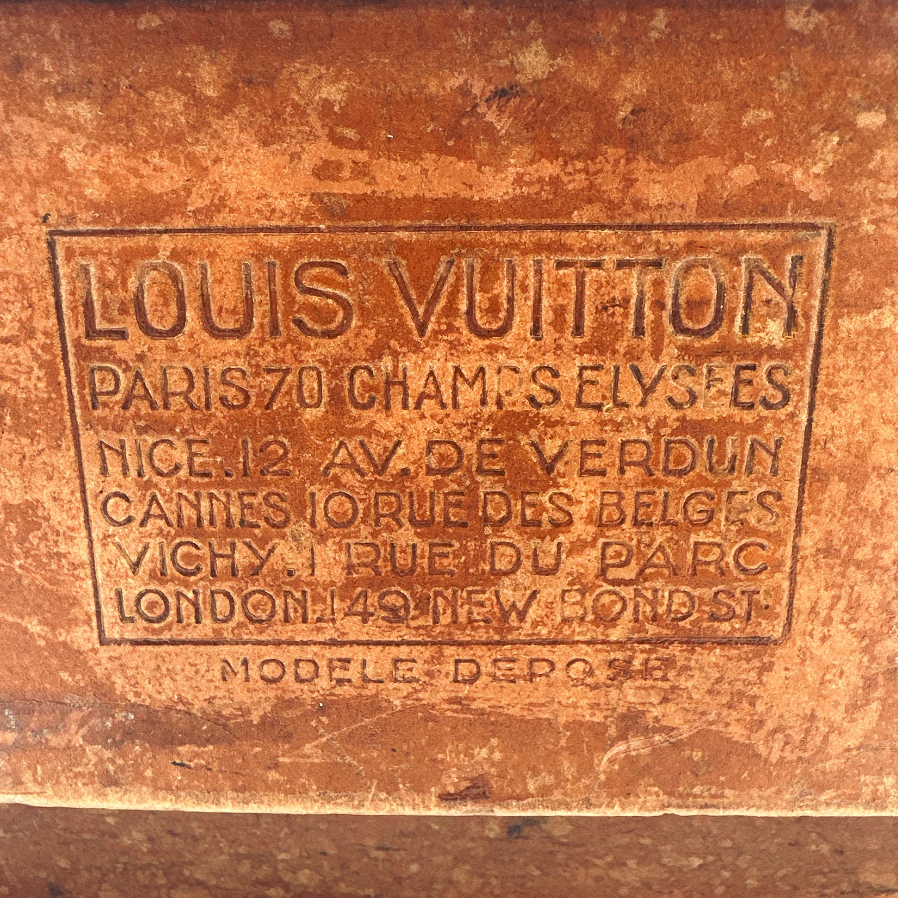 Hier ist eine wunderbare Vintage LOUIS VUITTON MARMOTTE Sample Box. Diese aus Verbundmaterial gefertigte und mit Nietenleder verstärkte Box diente zur Aufbewahrung von Mustern, um die Produktpalette potenziellen Kunden präsentieren zu können. Es war