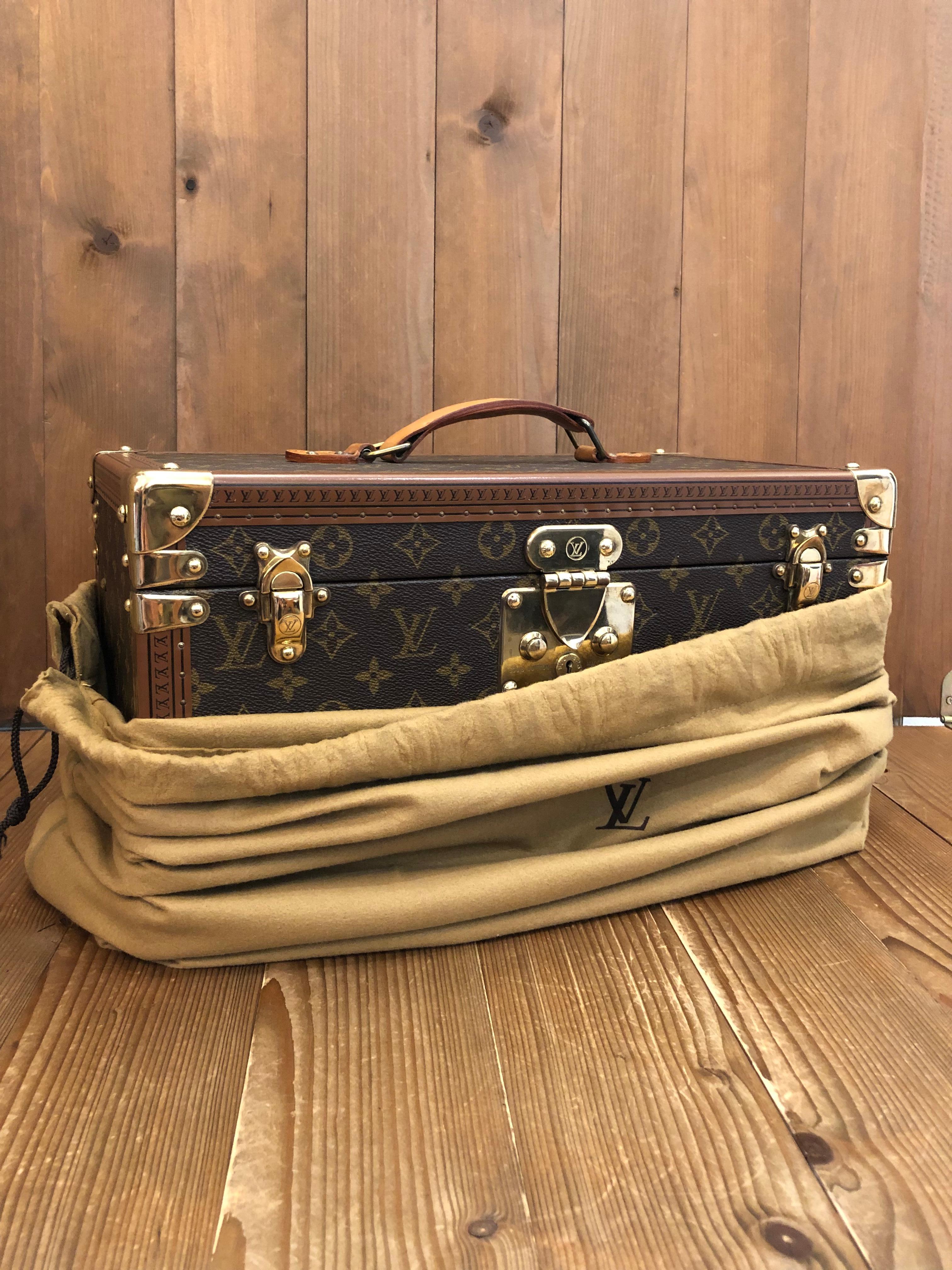 This vintage LOUIS VUITTON Vanity trunk case is crafted of LV’s monogram canvas and vachetta leather. Made in France with serial no 958792. Measures approximately 15.75 x 9 x 8 inches. Comes with dust bag.

Condition: Very good vintage condition