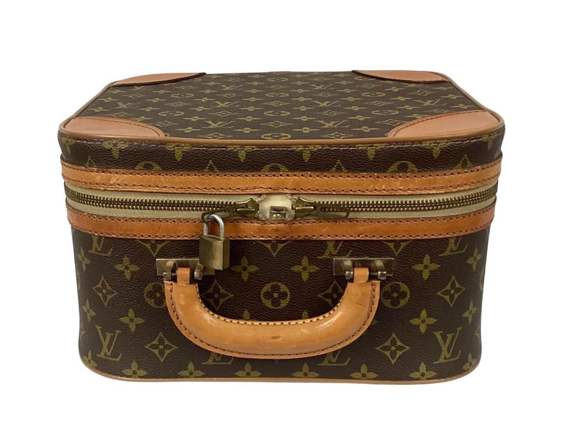 Authentic Rare LOUIS VUITTON Monogram Train Makeup Toiletry Case. 
Small is beautiful. Inspired by our iconic Nice Bb vanity case, this elegant toiletries bag is the stylish way to carry your beauty essentials. Natural leather handle. Semisoft zip