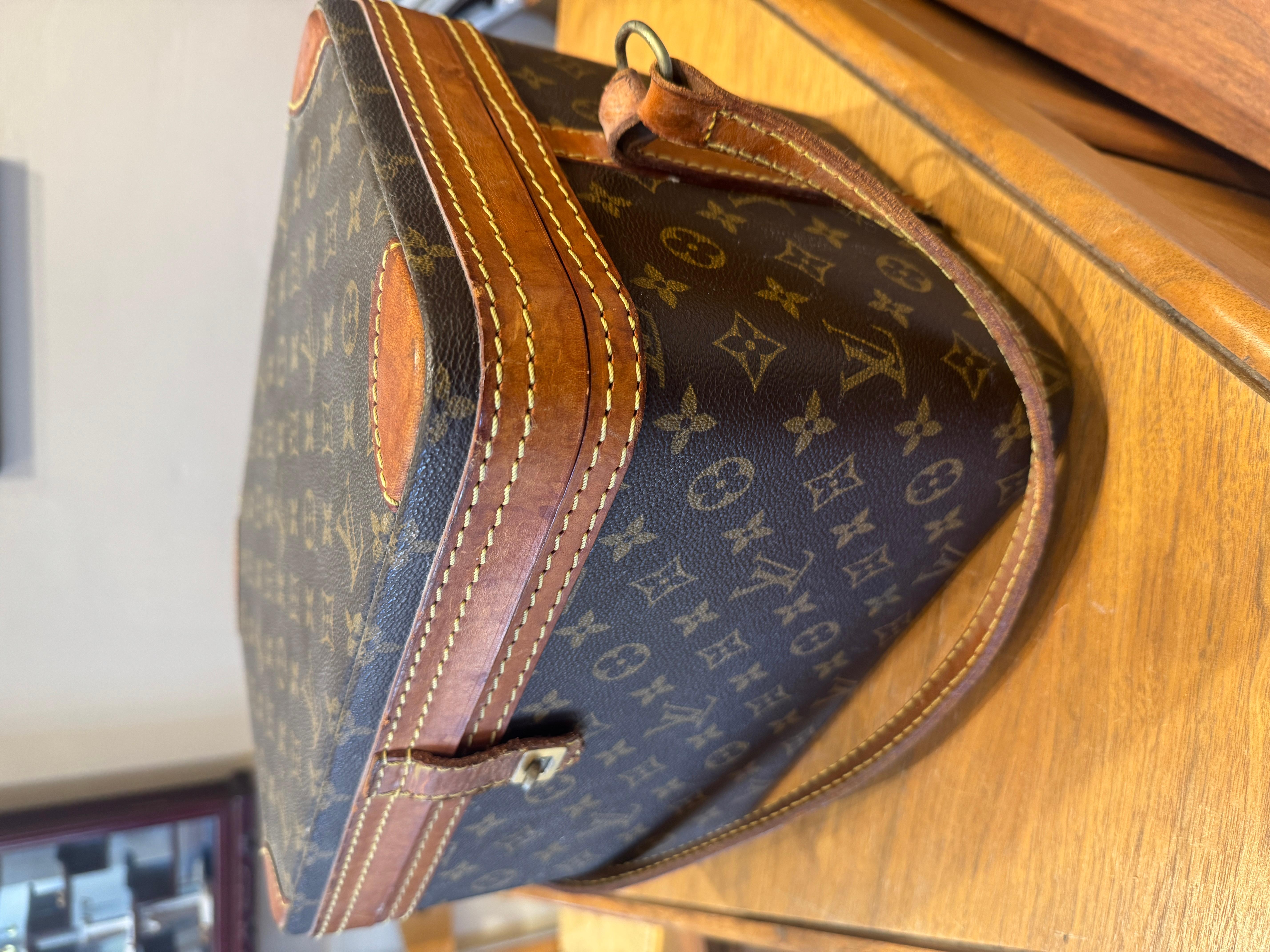 Découvrez le luxe intemporel avec ce vanity case vintage Louis Vuitton à coque rigide, orné de la toile emblématique du monogramme LV et de riches détails de garniture en cuir. Conçue dans une silhouette de coffre classique, cette pièce bénéficie