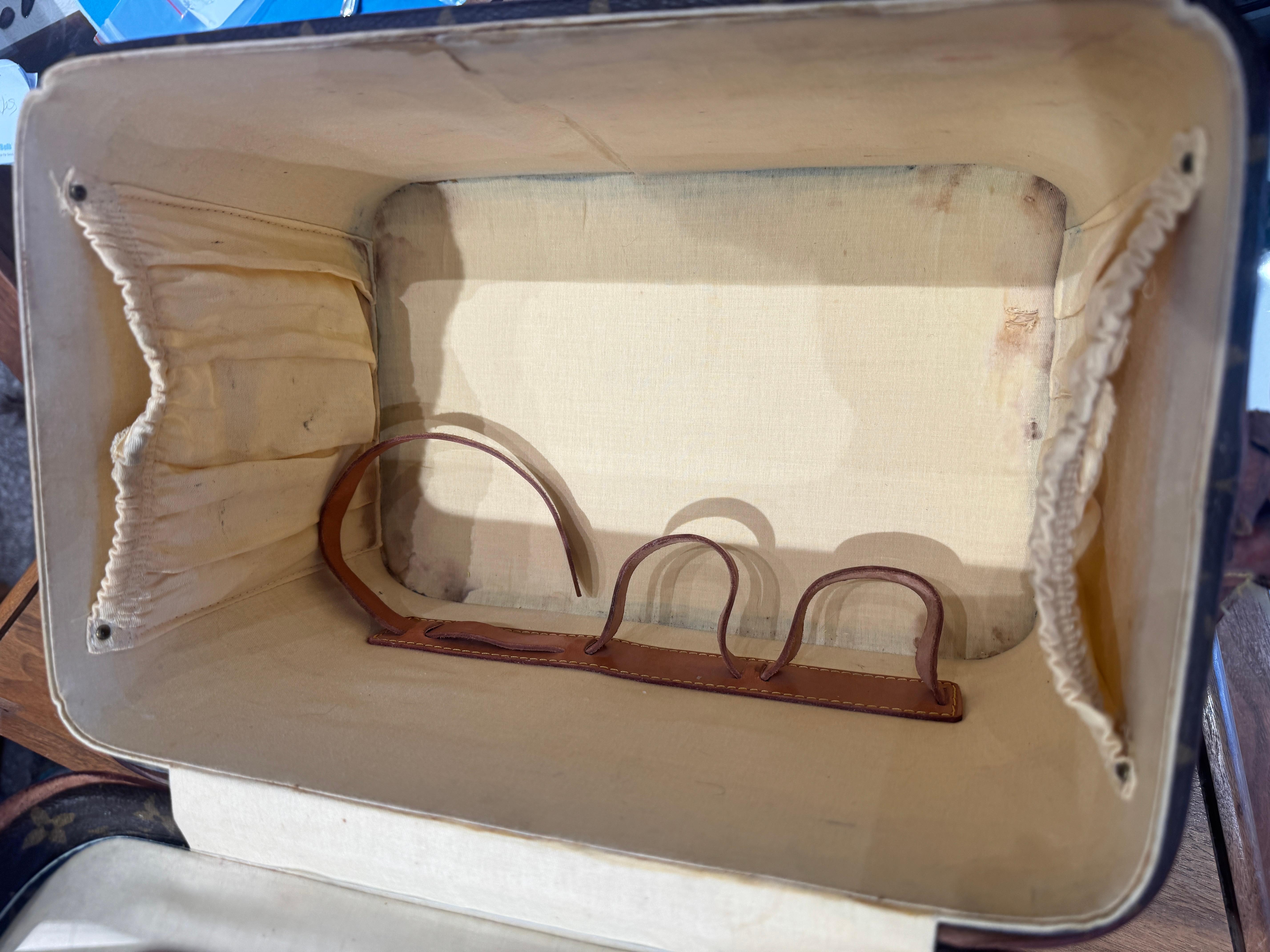 Vanity Case Vintage Louis Vuitton Monogram Hard-Sided - Garniture en cuir, Iconic Tru en vente 3