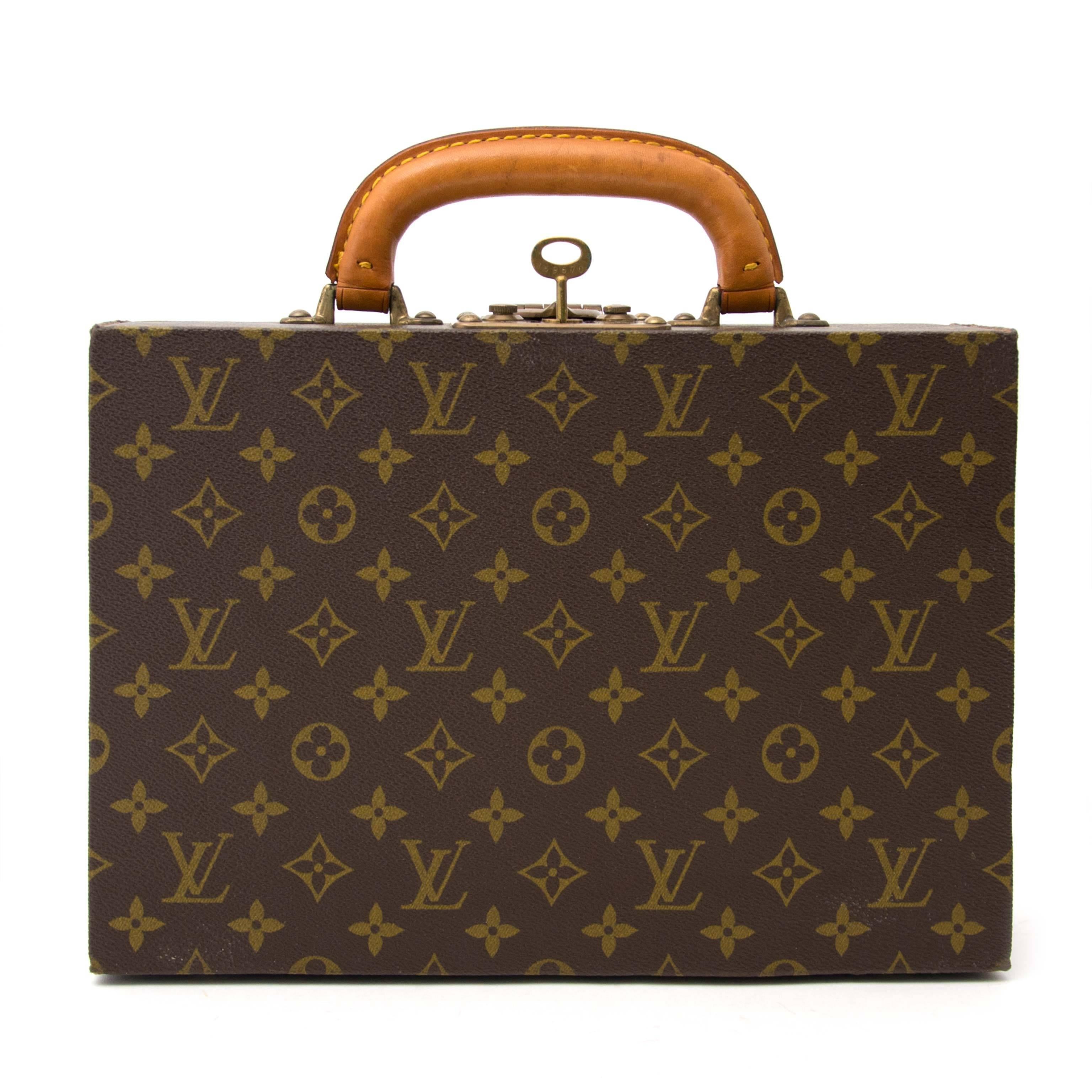 Good Vintage condition

Vintage Louis Vuitton Monogram Jewellery Case Trunk M47140

This jewellery case in Monogram canvas is the ideal refined travel or interior accessory.
It features 7 different-sized compartments and closes securely with an