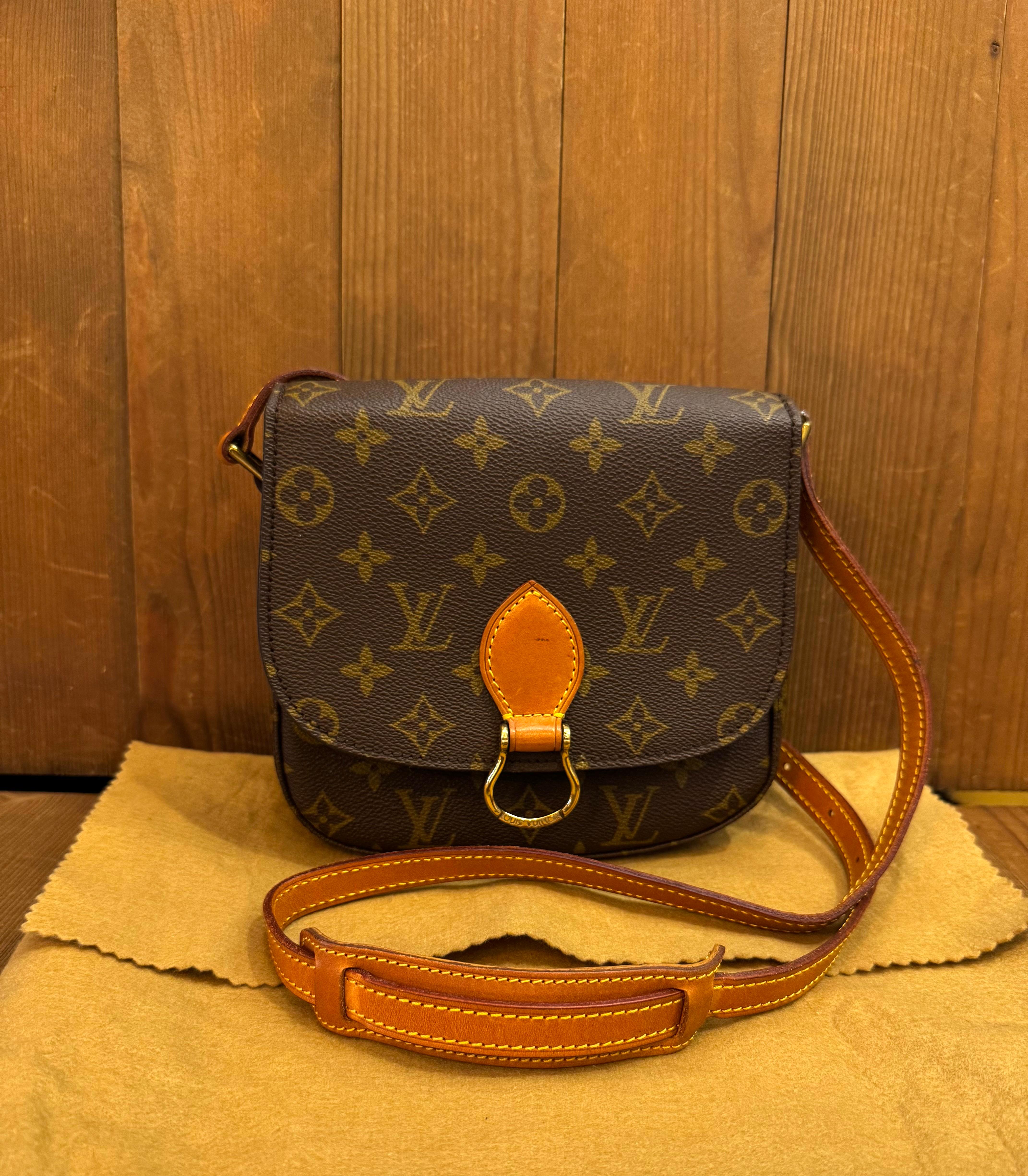 Ce sac à bandoulière vintage LOUIS VUITTON Saint Cloud MM est réalisé en toile monogramme enduite de LV en marron et en cuir vachetta, avec une poignée en laiton. La fermeture à bouton pression du rabat avant ouvre sur un intérieur en cuir marron