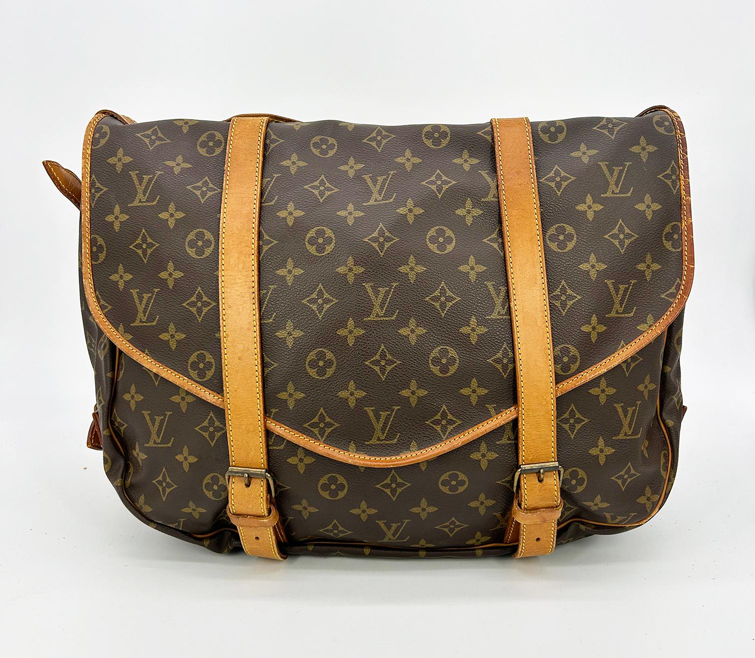Women's or Men's Vintage Louis Vuitton Monogram Samur 43 Messenger Shoulder Bag For Sale