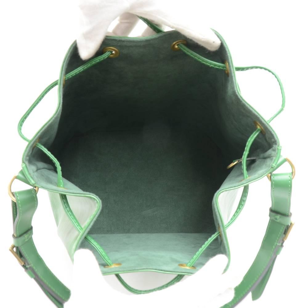 Louis Vuitton Vintage Noe Large Green Epi Leather Shoulder Bag For Sale 4