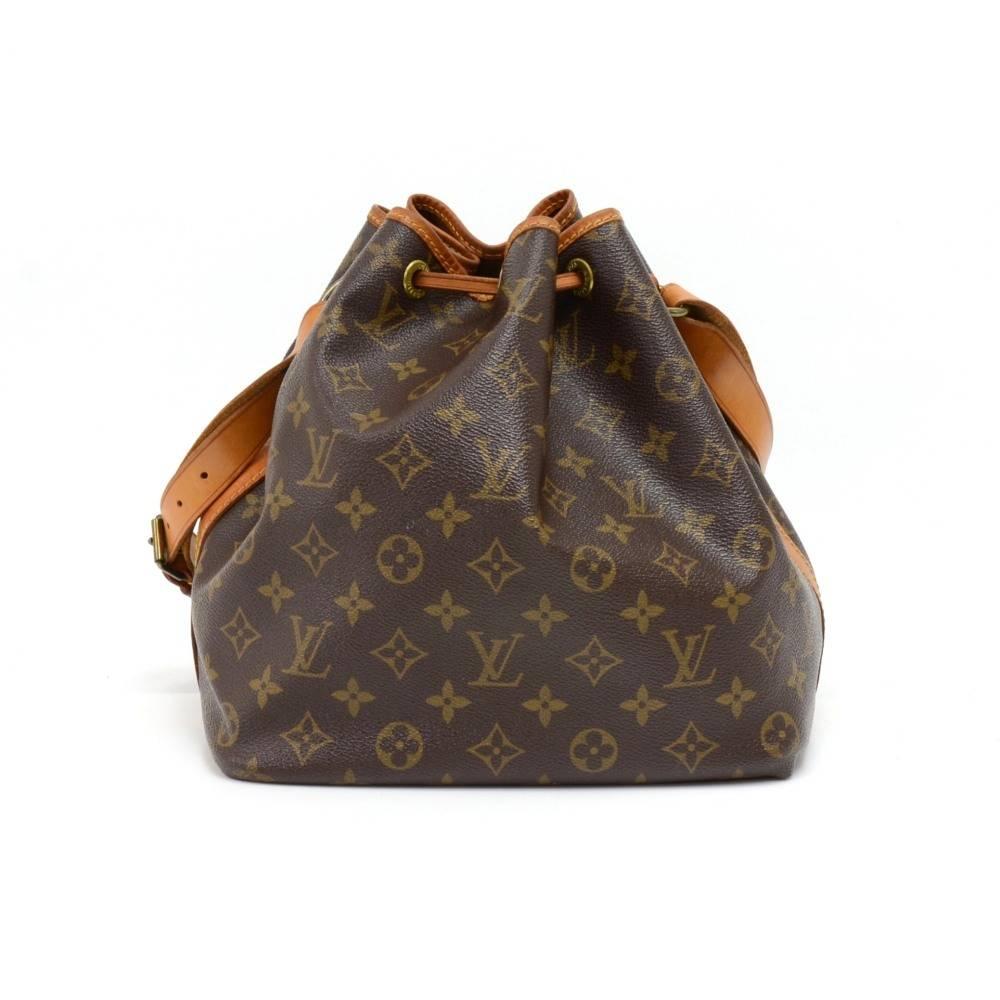 Vintage Louis Vuitton Petit Noe in monogram canvas. It has adjustable cowhide leather shoulder strap and tie up string closure. Inside is brown lining. The famous champagne bag created in 1932 makes Noé a true classic.  SKU: LO816

Made in: