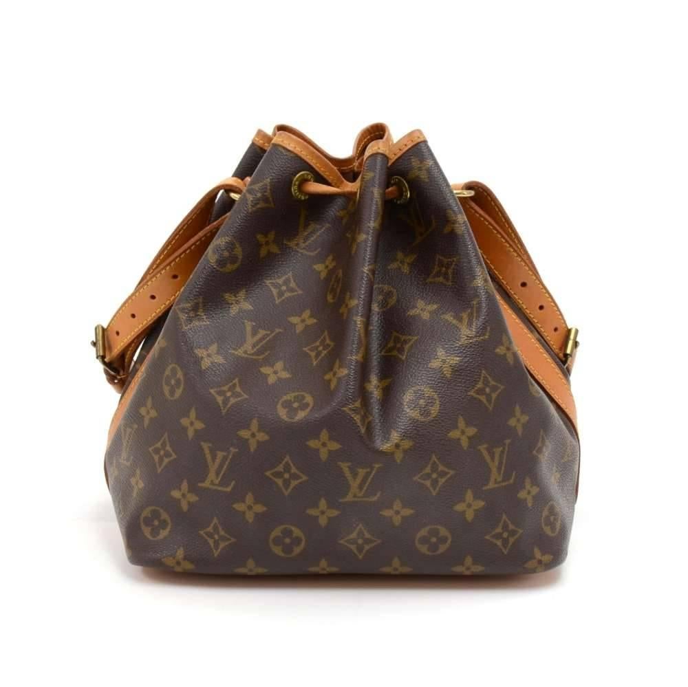 Vintage Louis Vuitton Petit Noe in monogram canvas. It has adjustable cowhide leather shoulder strap and tie up string closure. Inside is brown lining. The famous champagne bag created in 1932 makes Noé a true classic.  SKU: LP302

Made in:
