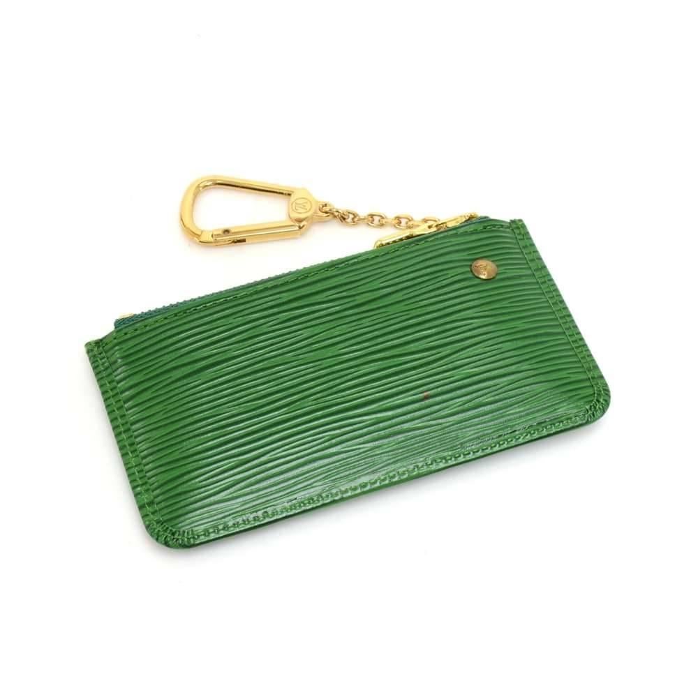 Vintage Louis Vuitton Pochette Cles  key/coin case in green epi leather. This key case is embossed Louis Vuitton initial, has key ring on a chain. It has a zipper closure and can be used to hold some coins. Very cute!SKU: LP149

Made in: