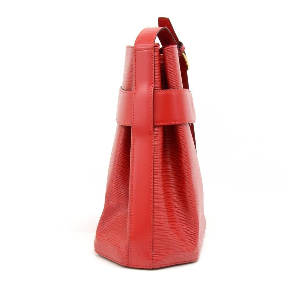 Vintage Louis Vuitton Sac Depaule PM Red Epi Leather Shoulder Bag In Good Condition For Sale In Fukuoka, Kyushu