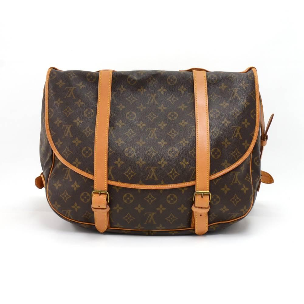 Vintage Louis Vuitton Saumur 43 in monogram canvas. It is the largest size of the Saumur model for all your daily or traveling needs.Two separate compartments with flap and leather belt closure.  One compartment with one slip pocket and the other
