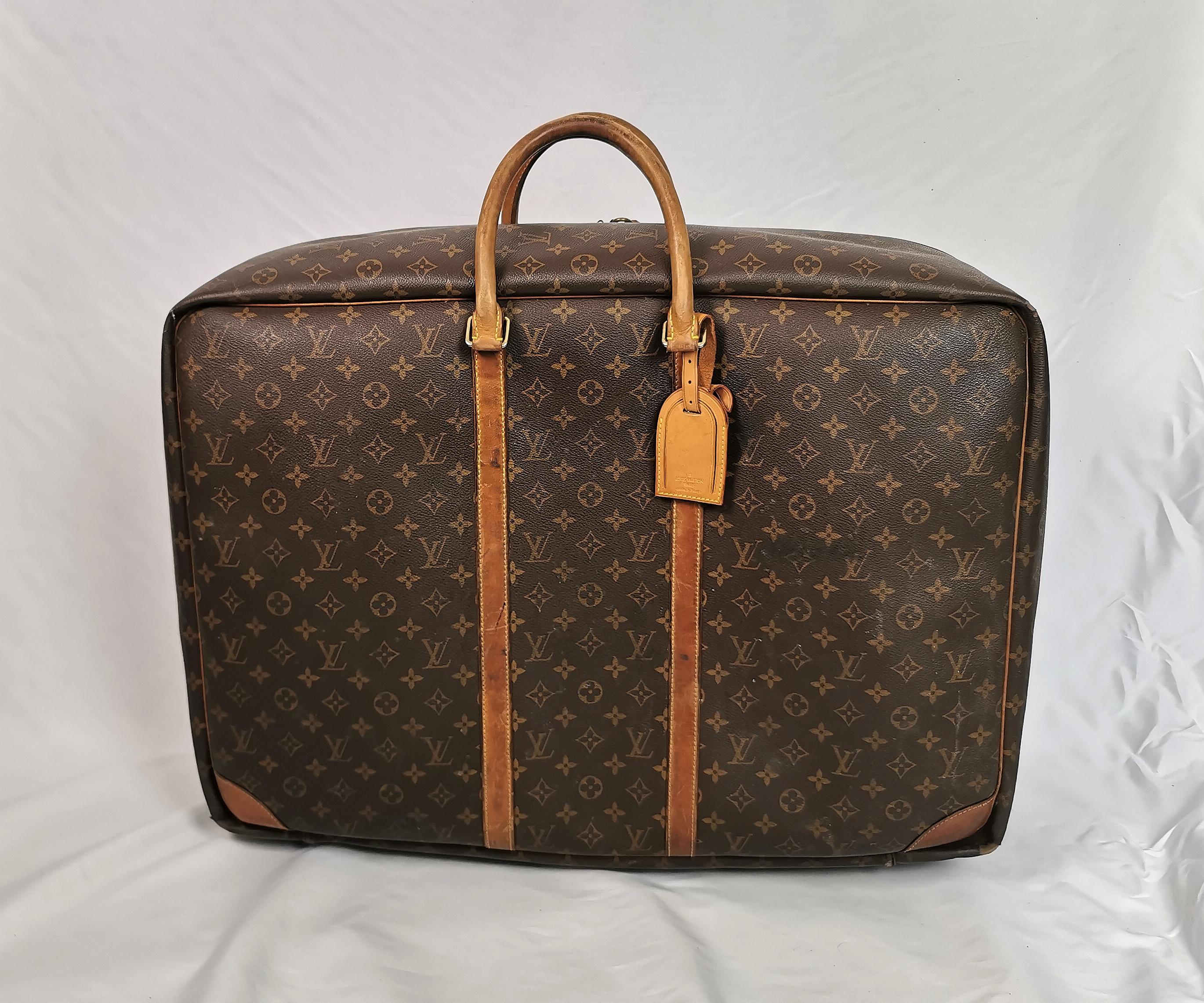 A gorgeous classic, Vintage Louis Vuitton Sirius 65 extra large suitcase.

Coated canvas with the signature LV monogram design, Vachetta leather trim and handles with gold tone hardware.

Lined in brown cotton fabric.

This design is truly