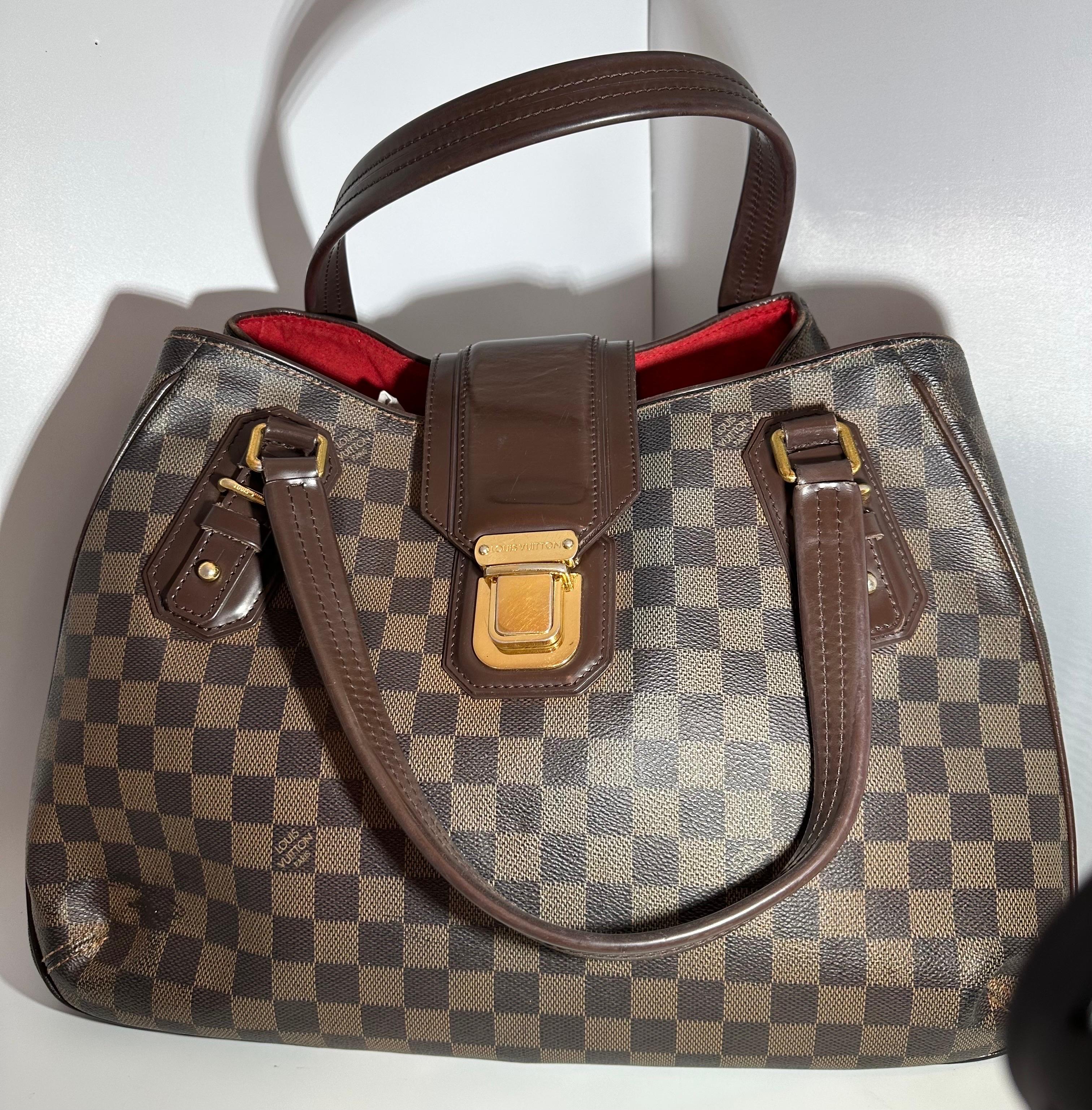 
This beautiful pre-loved Louis Vuitton  shoulder bag features the Damier Ebene checkered brown/dark brown coated canvas and has leather accents, red Alcantara microfiber interior,  and gold-tone brass hardware.
Bag is in very good condition except