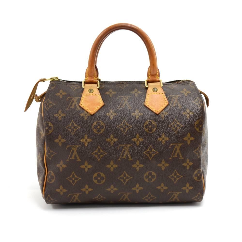 Authentic hand-held Vintage Louis Vuitton Speedy 25 hand bag in Monogram Canvas. It offers light weight elegance in a compact format. Inspired by the famous keep all travel bag, it features a zip closure. This bag is perfect for carrying everyday