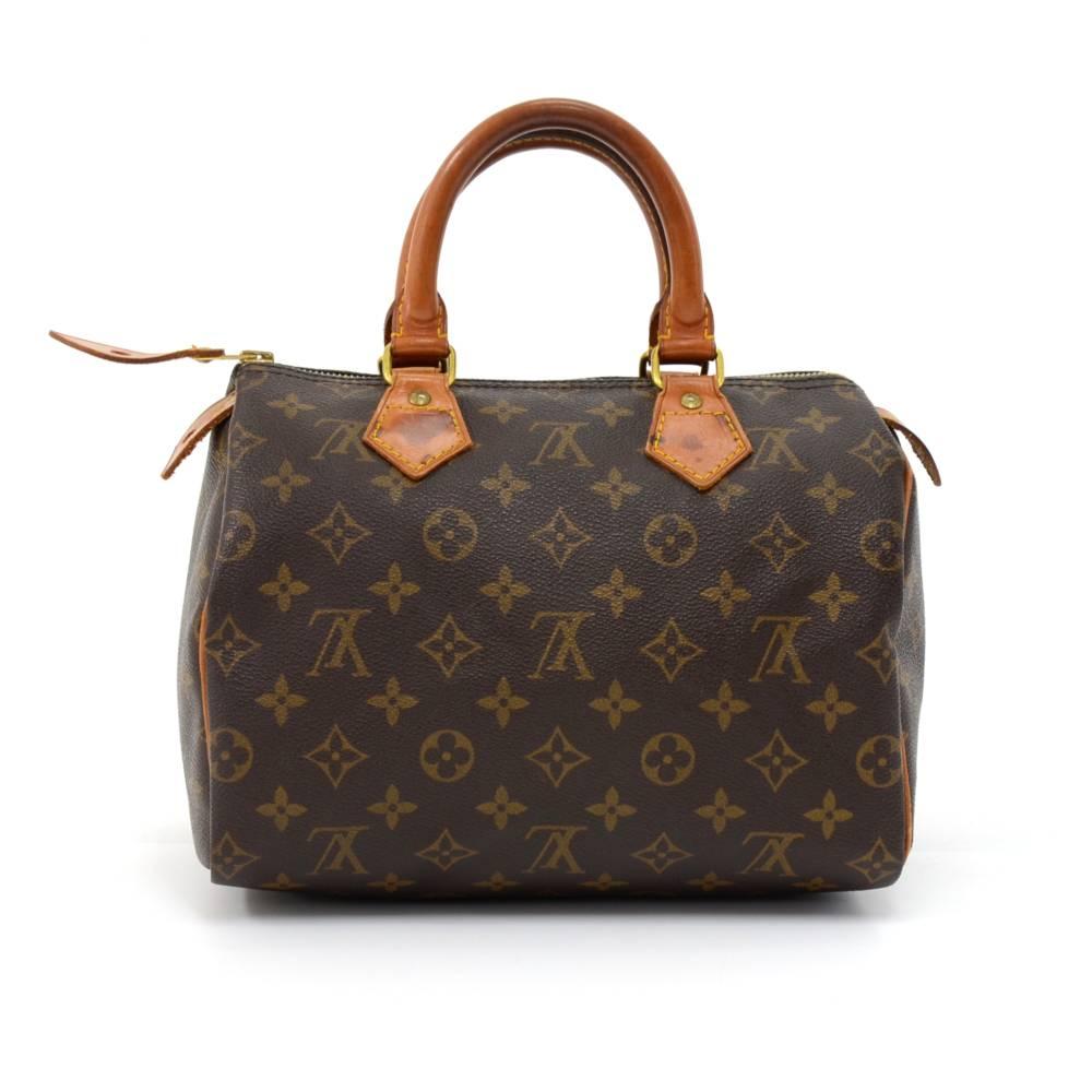 Vintage hand-held Louis Vuitton Speedy 25 hand bag in Monogram Canvas. It offers light weight elegance in a compact format. Inspired by the famous keep all travel bag, it features a zip closure. This bag is perfect for carrying everyday essentials.