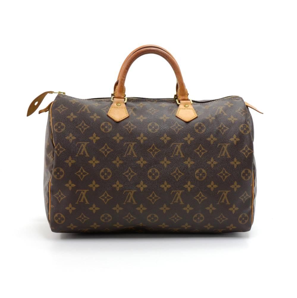 Vintage Louis Vuitton Speedy 35 hand bag crafted in monogram canvas. It offers light weight elegance in a compact format. Inspired by the famous keep all travel bag, it features a brass zip closure. Perfect for carrying everyday essentials. SKU: