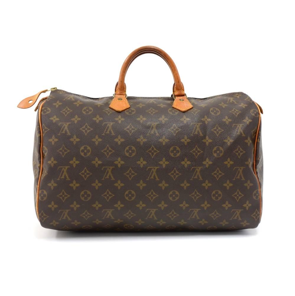 Vintage Vuitton Speedy 40 bag crafted in monogram canvas. It offers light weight elegance in a compact format. Inspired by the famous keep all travel bag, it features a brass zip closure and it is perfect for carrying everyday essentials. SKU: