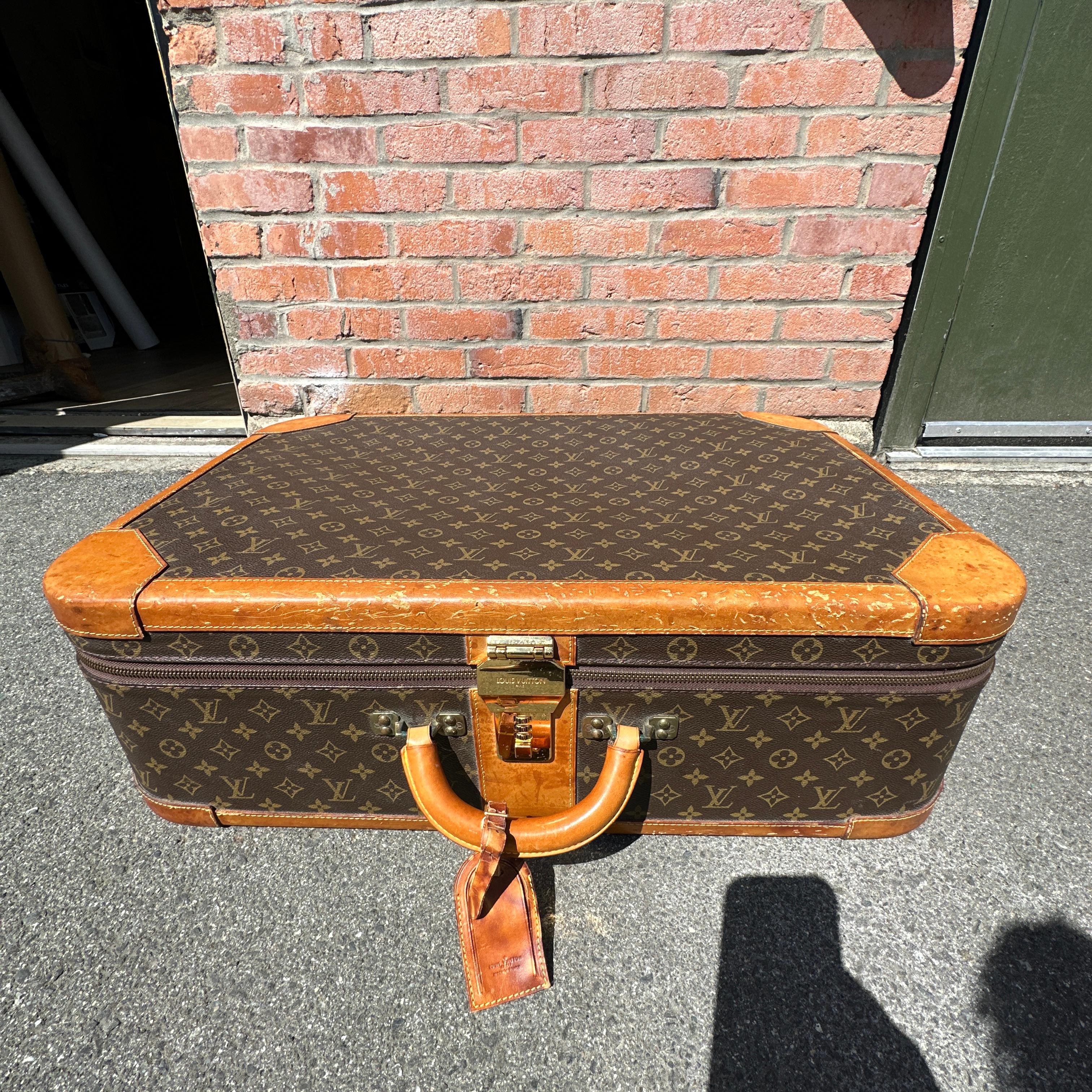 Vintage Louis Vuitton Stratos 70 Geheimschloss-Anzug mit Riemen im Zustand „Relativ gut“ in Victoria, BC