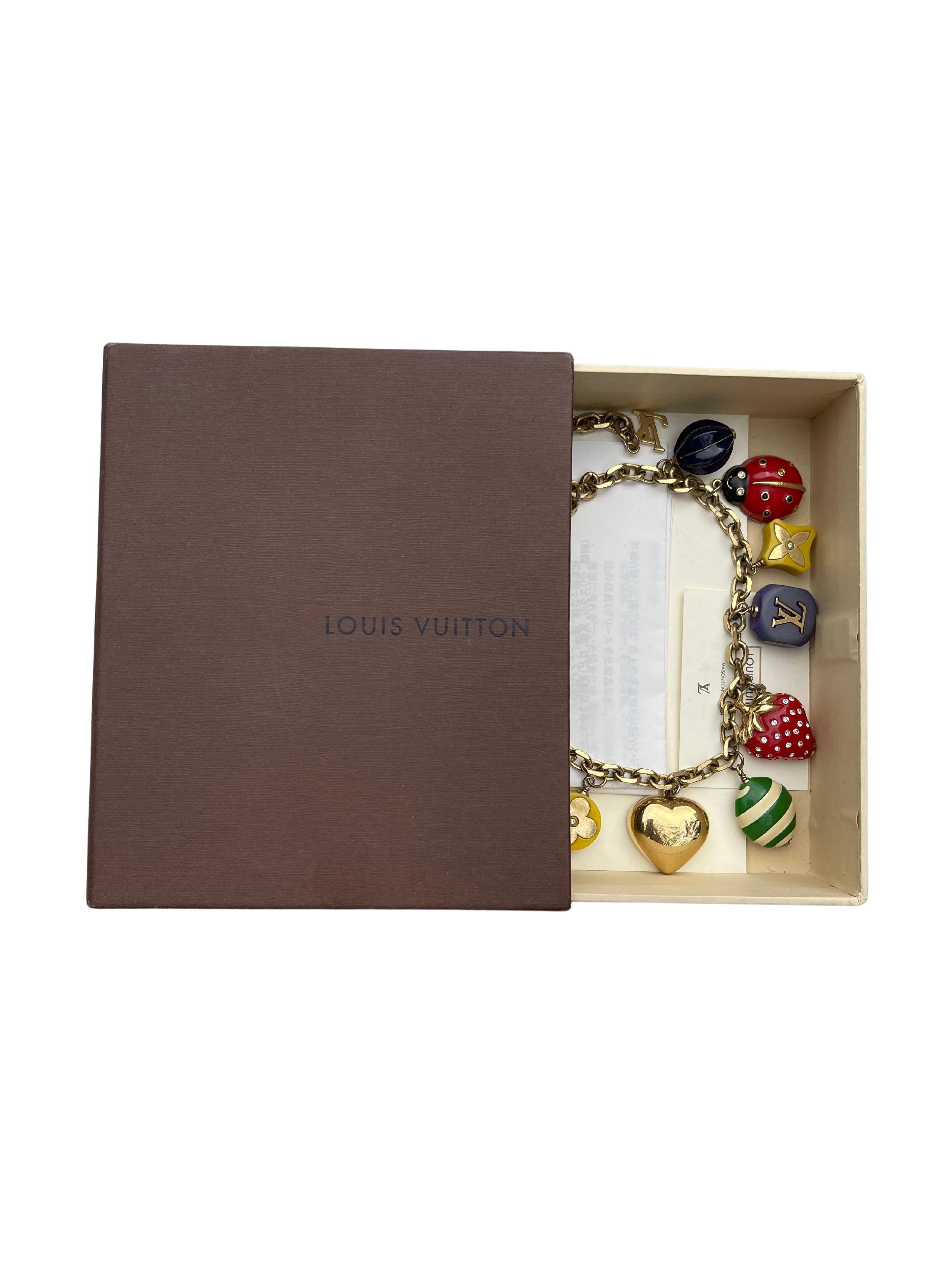 Datum unbekannt, Louis Vuitton mehrfarbige Logo-Charms mit weißen Kristallen und vergoldeter Halskette.

Größe: OS, einstellbar

Zustand: Leicht gebraucht, kommt mit Originalverpackung und Quittung 