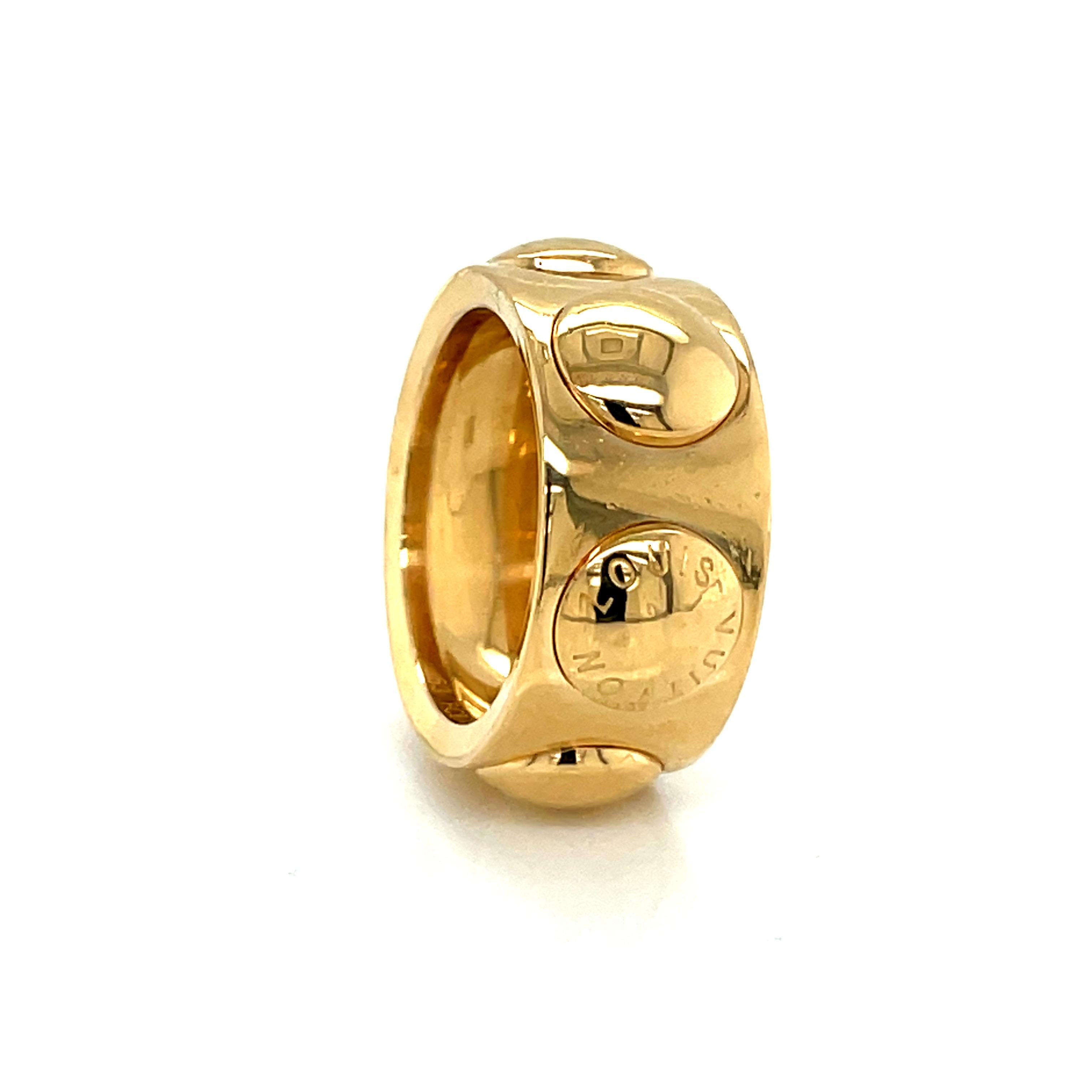 Vintage Louis Vuitton Thick Statement Gold Ring - Dies ist eine schöne 10mm breite Goldband in einem Finger Größe 7. Der Ring ist mit dem Louis Vuitton Markenzeichen auf einem der erhöhten Kreise gestempelt. Die Innenseite des Rings ist mit Louis