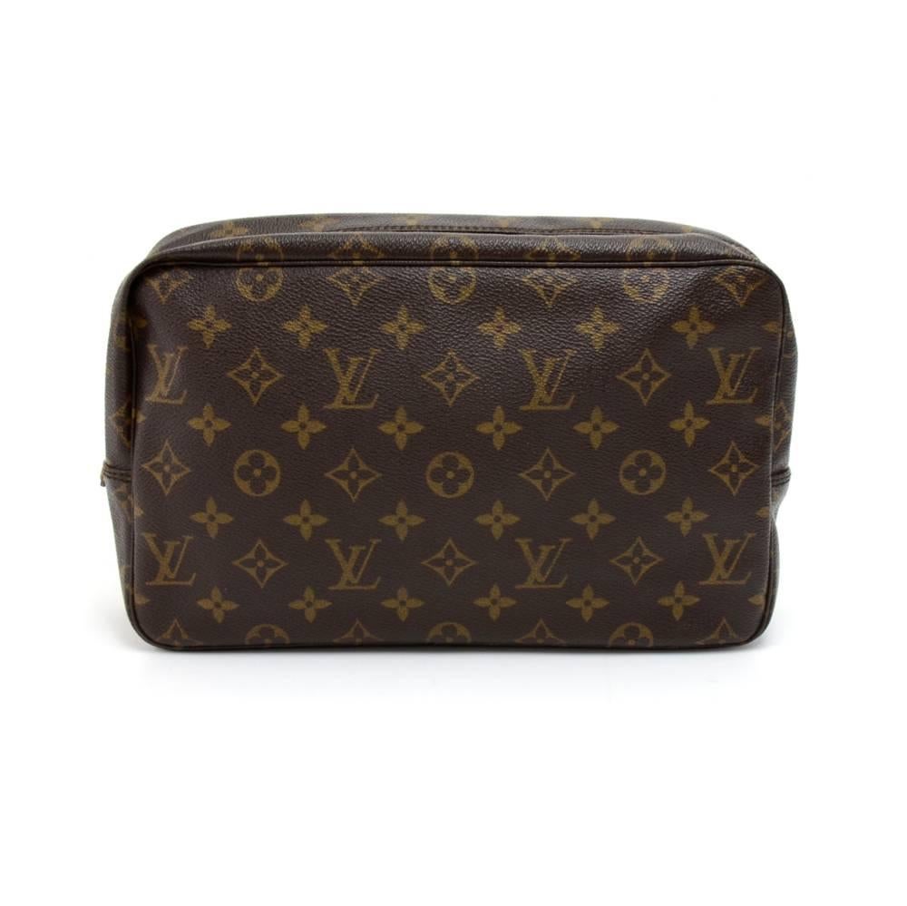 Louis Vuitton Trousse Toilette 28 cosmetic pouch in monogram canvas. Top access is secured with zipper. Inside has washable lining, 1 open pocket and 3 rubber bands to hold bottles. Very practical item to have!  SKU: Lo457

Made in: France
Serial