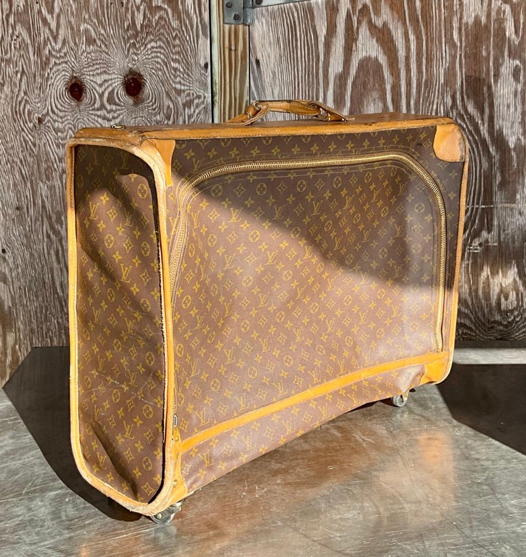 Baúl XL Vintage Louis Vuitton con ruedas en venta en 1stDibs España