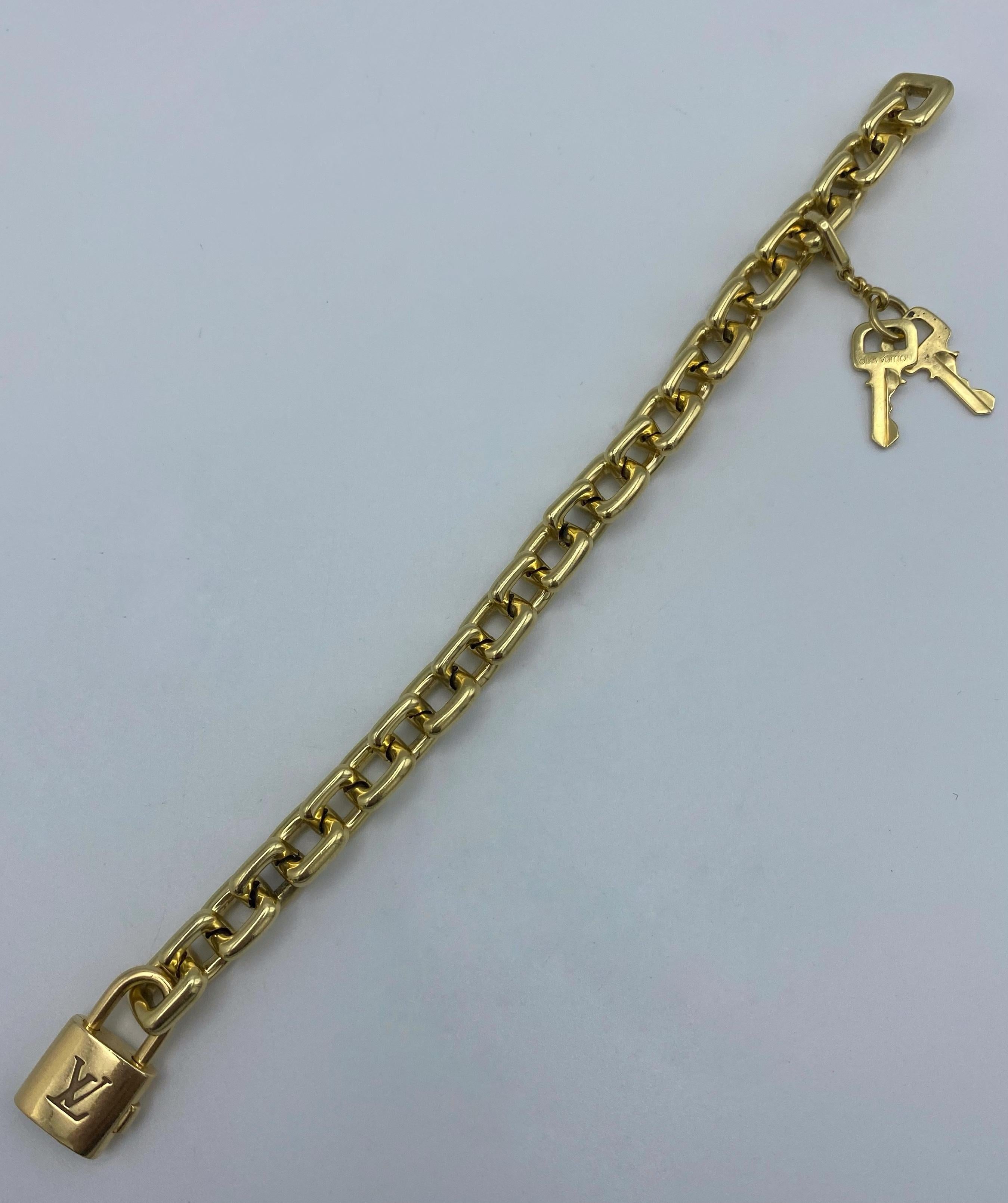 Product details:

The bracelet is made out of 18 karat yellow gold, featuring box link with lock and keys charms. The key charm is removable.

Measurements: the bracelet is 7- 1/2