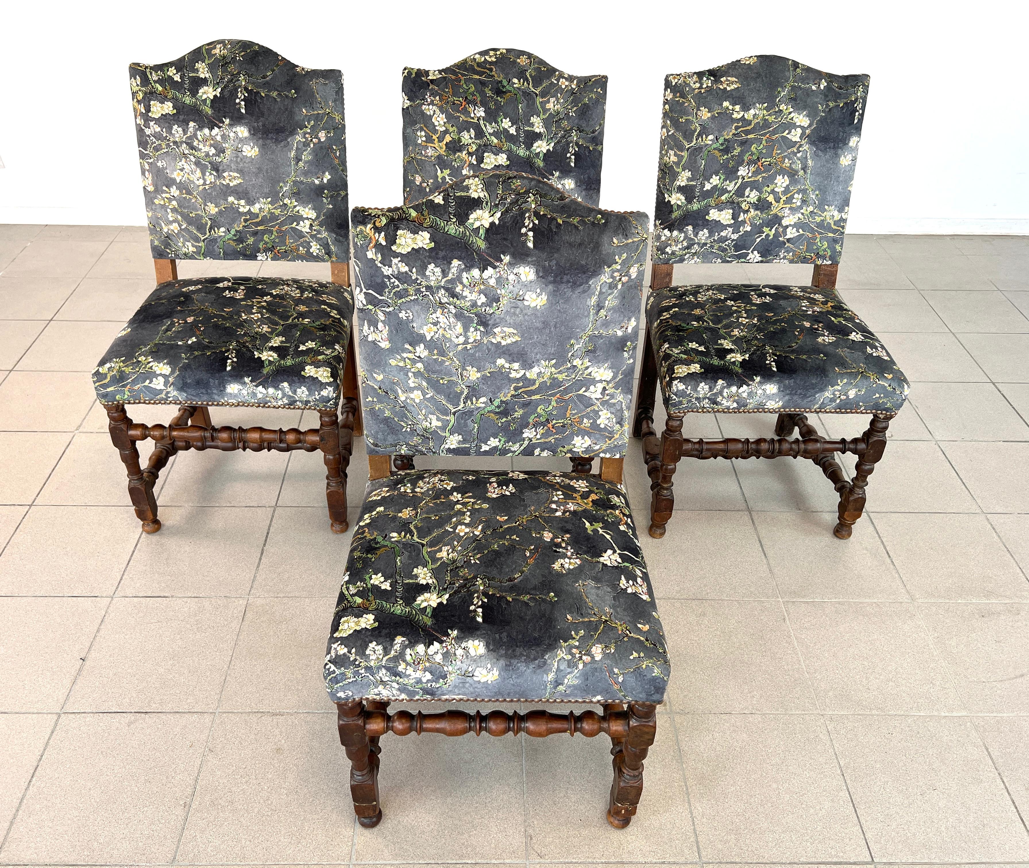 Sedie da pranzo vintage in stile Luigi XIII - Set di 4 pezzi In condizioni buone in vendita a Bridgeport, CT