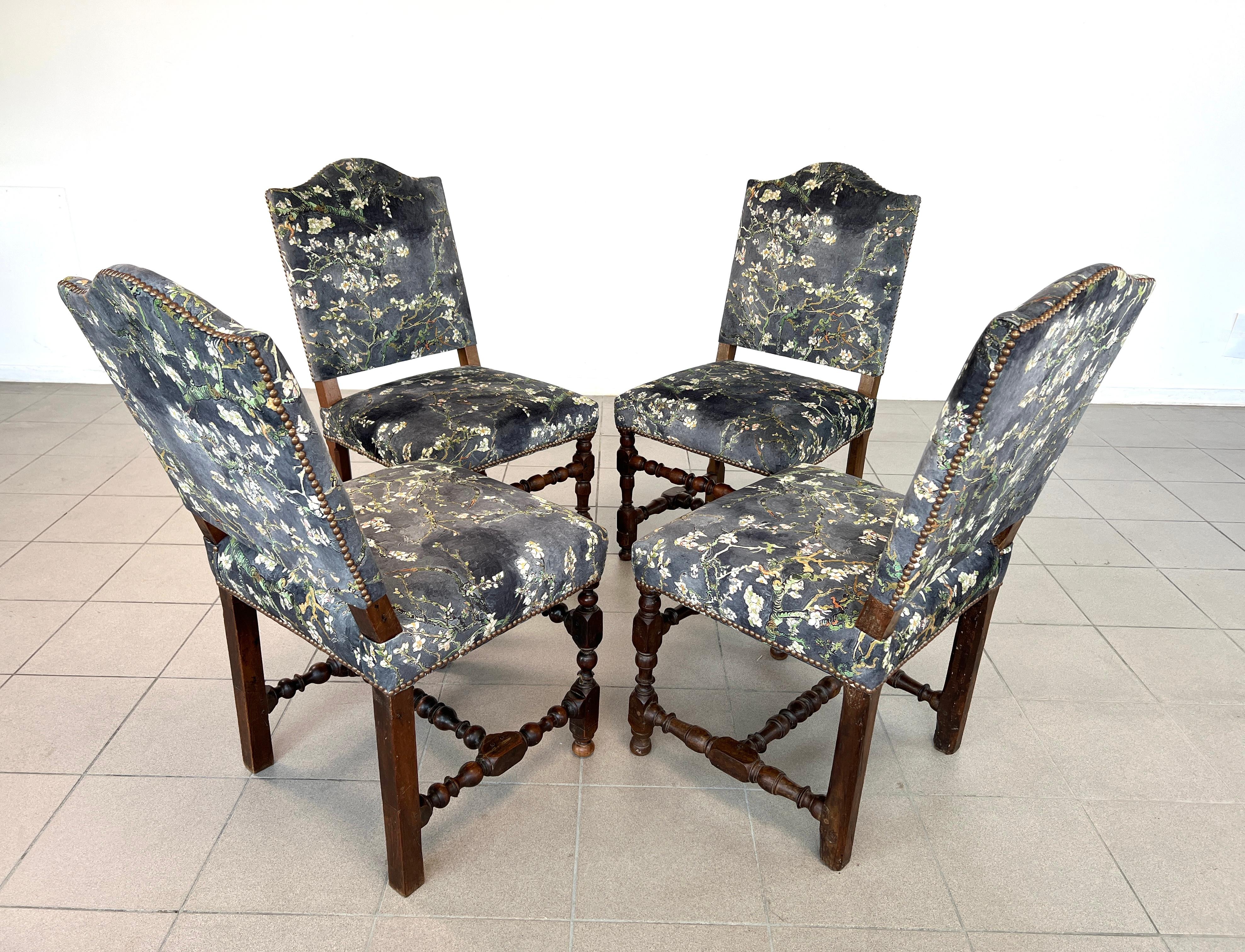 Tessuto Sedie da pranzo vintage in stile Luigi XIII - Set di 4 pezzi in vendita
