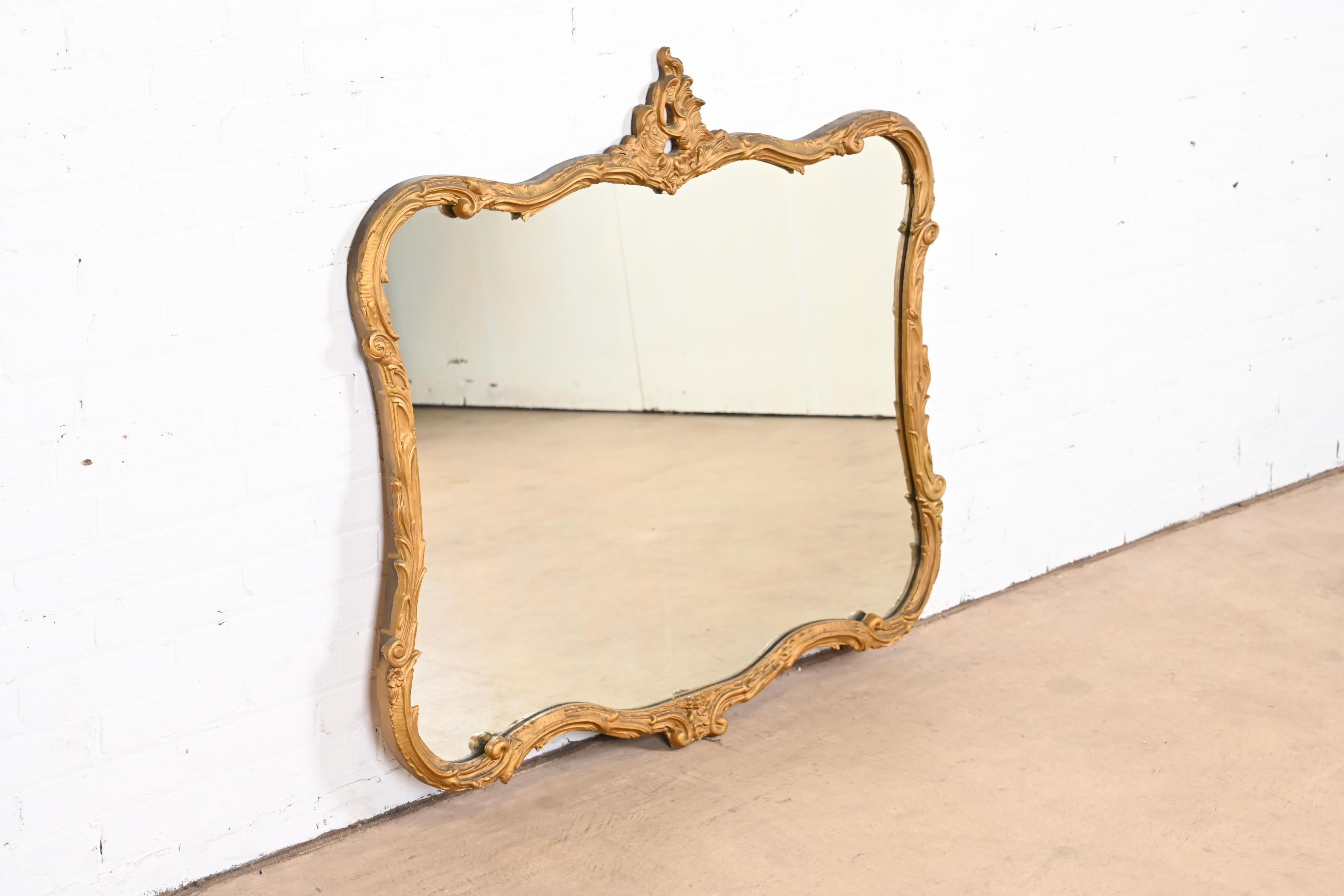 Vintage Louis XV French Rococo Carved Giltwood Framed Wall Mirror In Good Condition In South Bend, IN