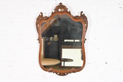 Gerahmter Wandspiegel aus geschnitztem Nussbaumholz im französischen Rokoko-Stil, Louis XV.-Stil
