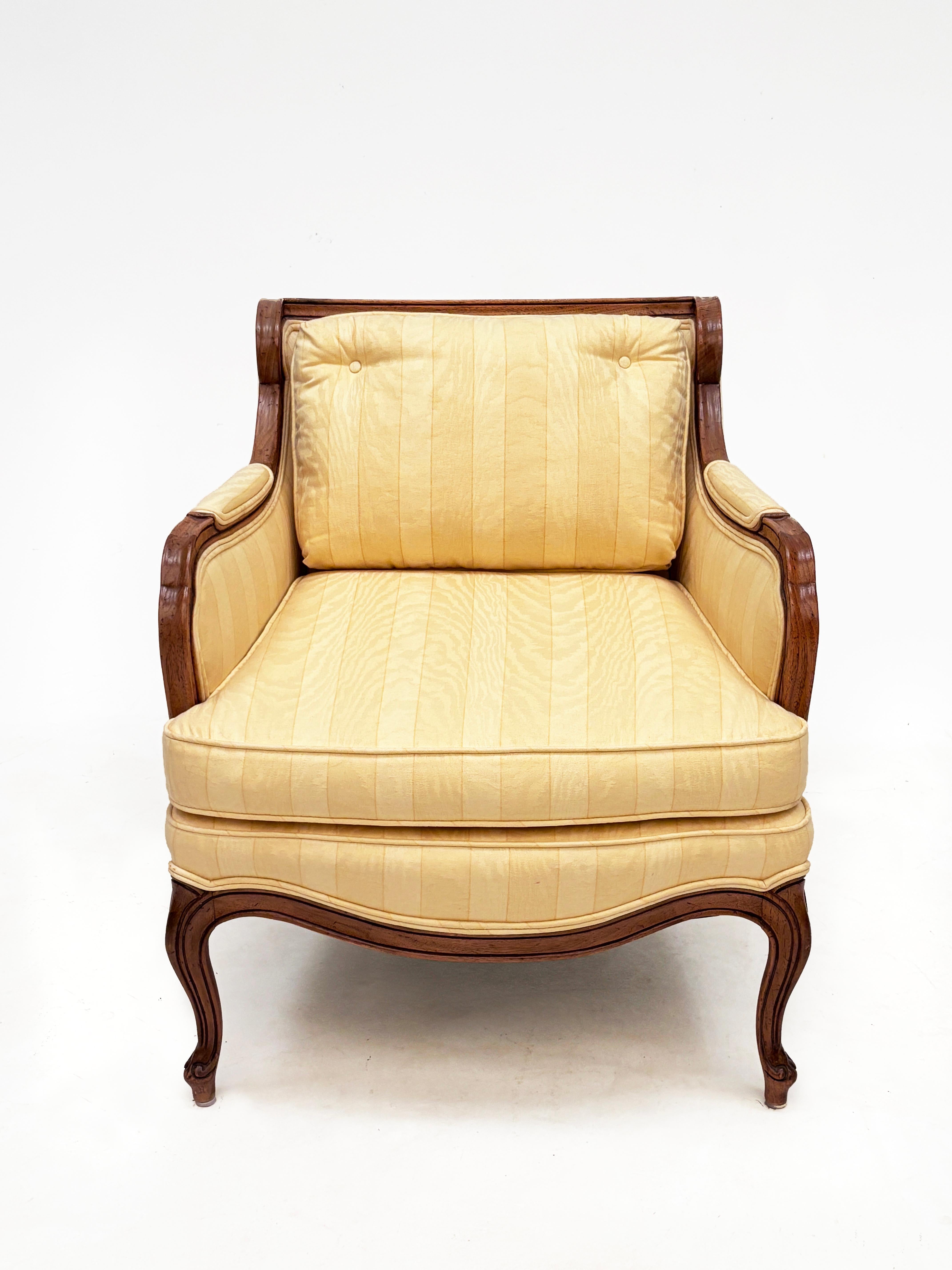 Vintage Louis XV-Style Bergere Armchairs with Walnut Frame Norteamericano en venta