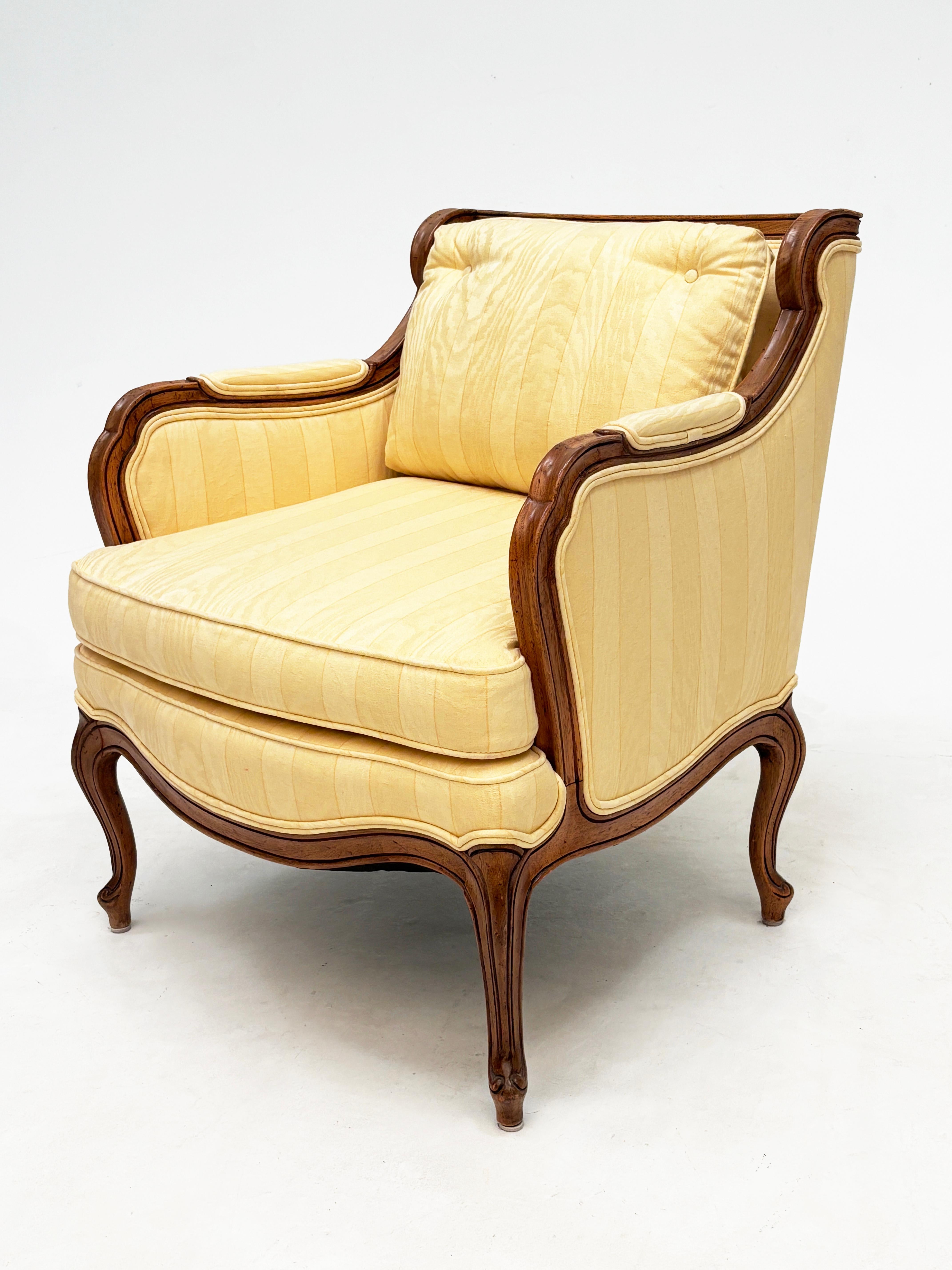 Vintage Louis XV-Style Bergere Armchairs with Walnut Frame en Bueno estado para la venta en Louisville, KY