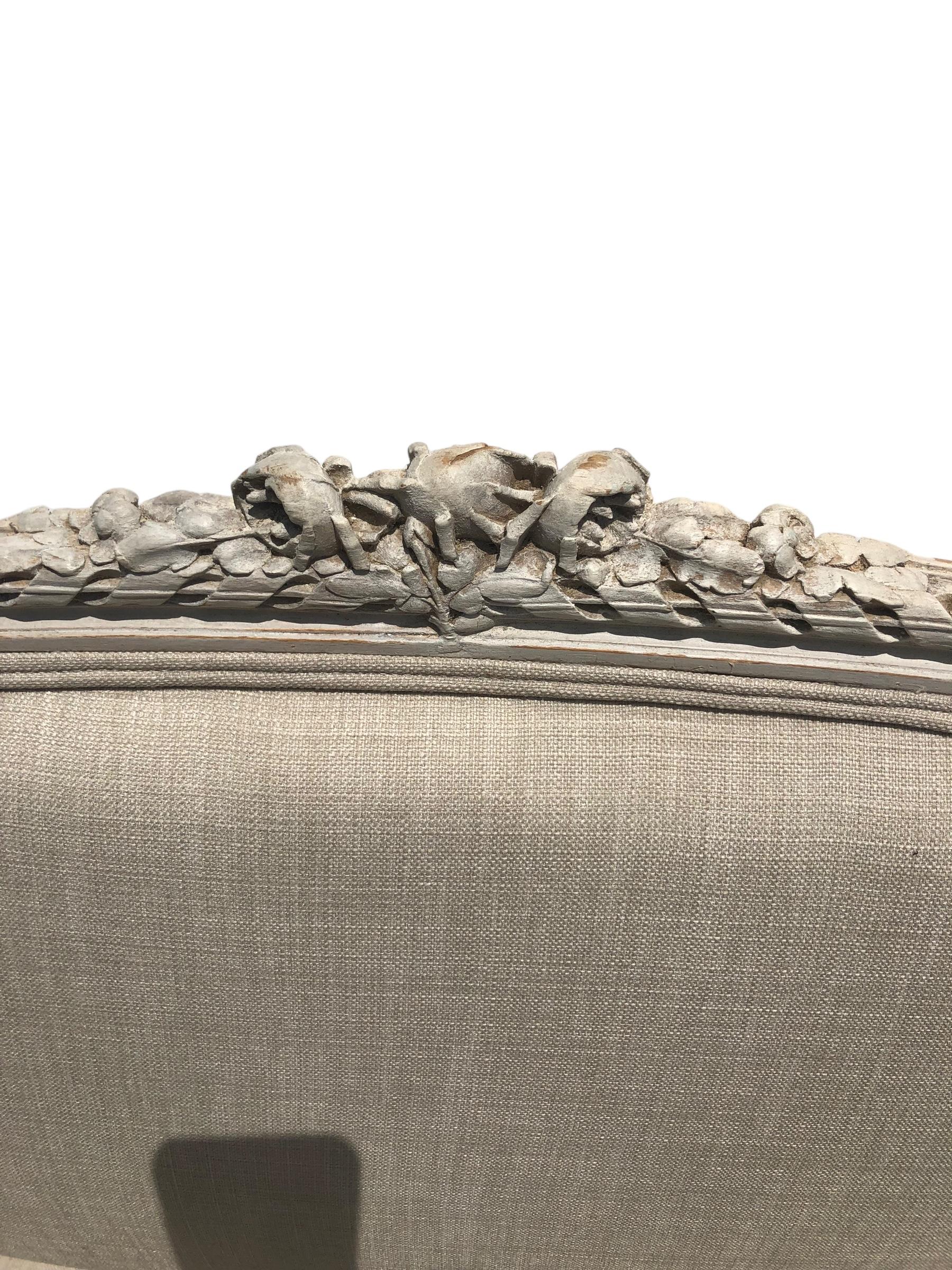 Francese Settee intagliata e dipinta in stile Luigi XV d'epoca in vendita