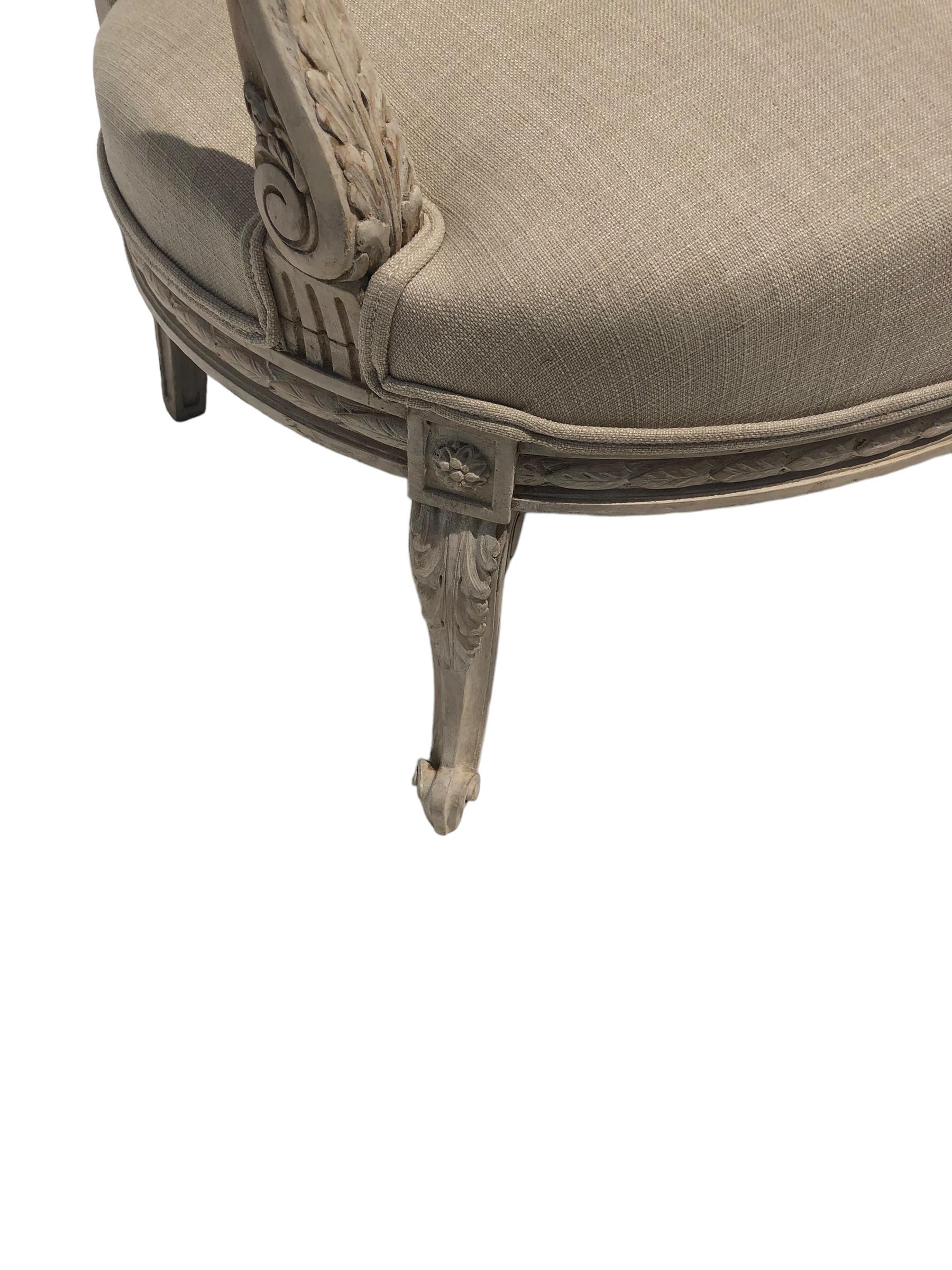 Metà XX secolo Settee intagliata e dipinta in stile Luigi XV d'epoca in vendita