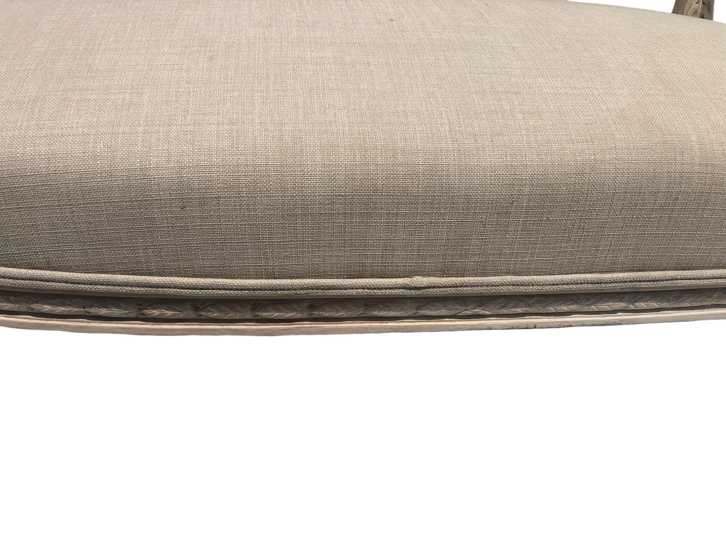 Legno Settee intagliata e dipinta in stile Luigi XV d'epoca in vendita