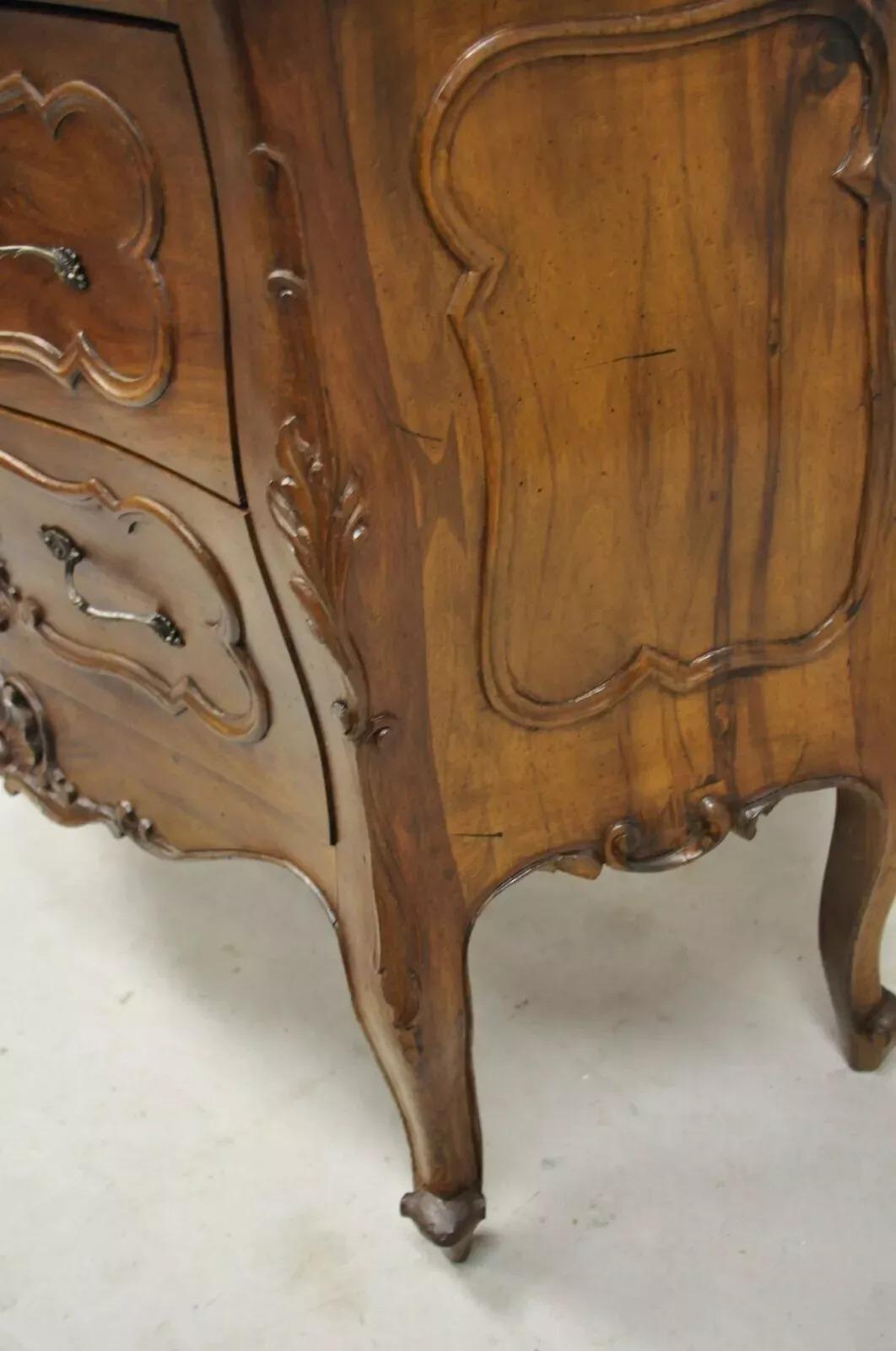Vintage By in stile Luigi XV in legno di noce intagliato con 2 cassetti, piccola cassapanca italiana in vendita 5