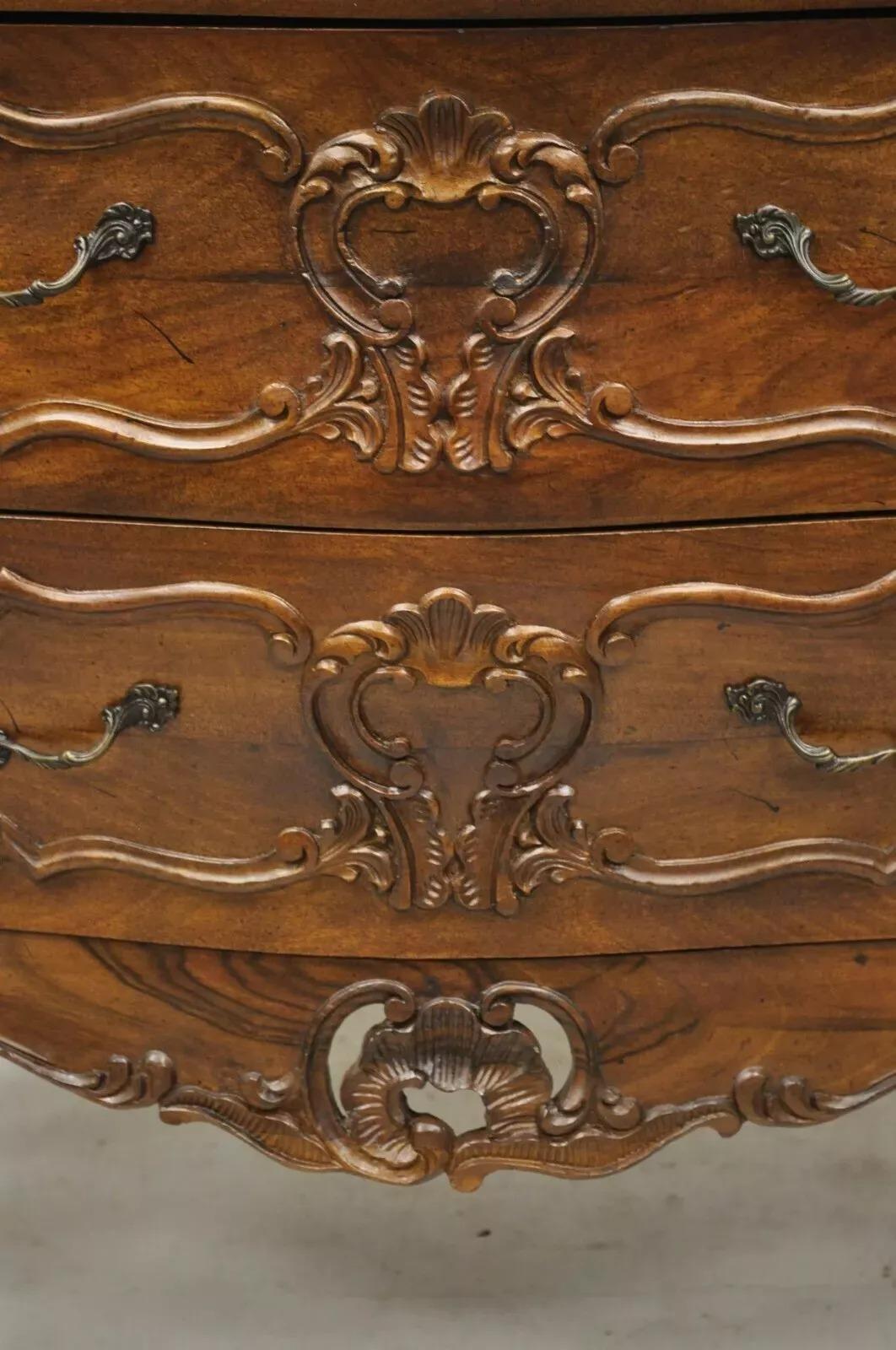 Vintage By in stile Luigi XV in legno di noce intagliato con 2 cassetti, piccola cassapanca italiana in vendita 6