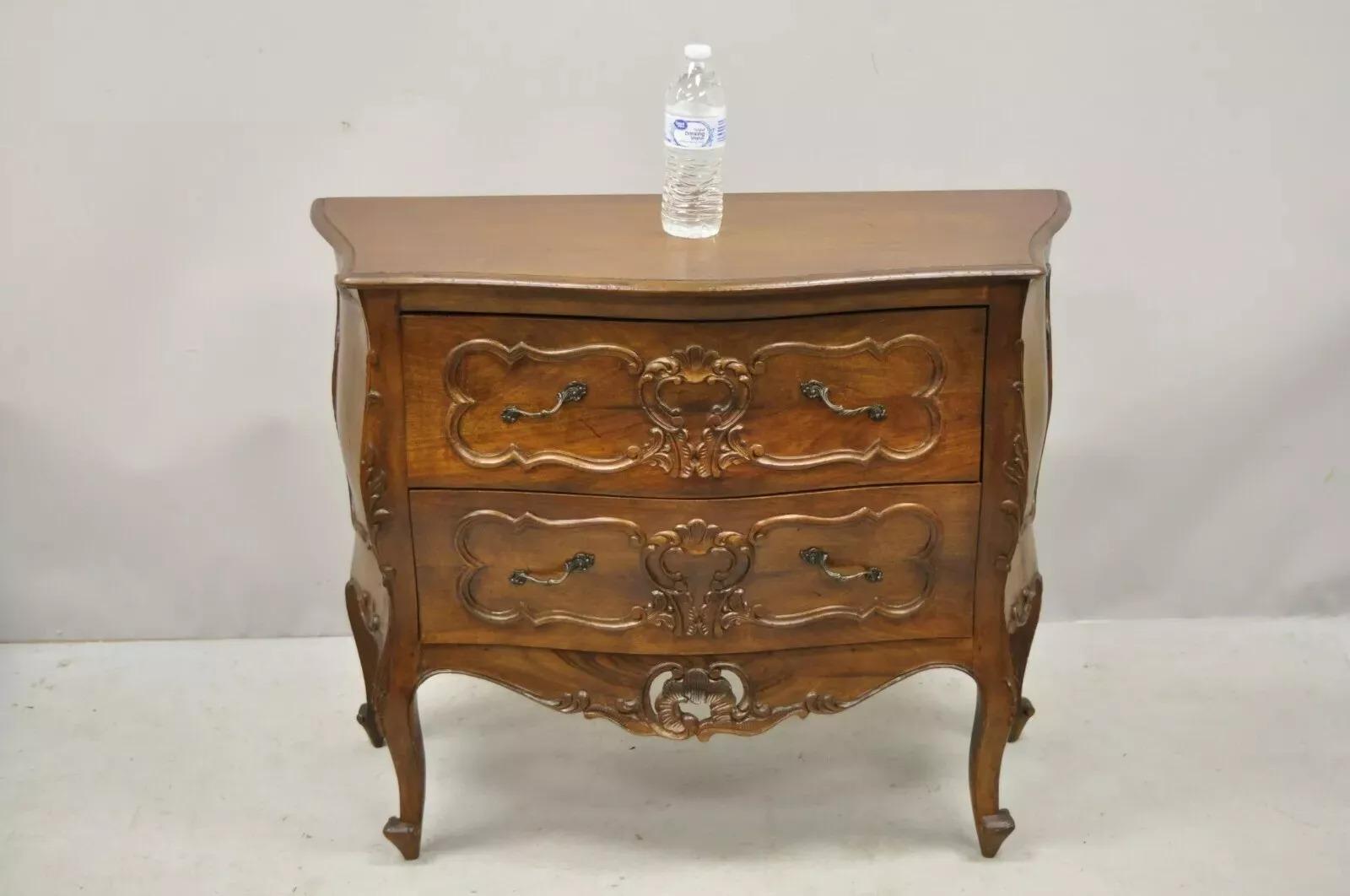 Vintage By in stile Luigi XV, cassettone in noce intagliato, piccolo commodo italiano a bombe. L'articolo presenta un'etichetta originale, 2 cassetti, dettagli finemente intagliati, gambe a cabriola, belle venature del legno, grande stile e forma.