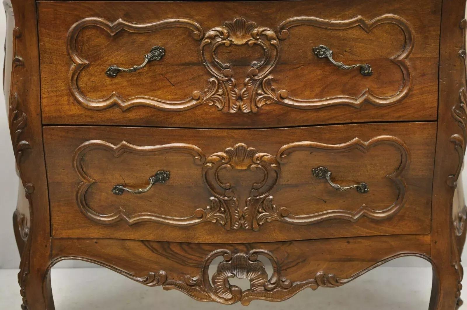 Vintage By in stile Luigi XV in legno di noce intagliato con 2 cassetti, piccola cassapanca italiana In condizioni buone in vendita a Philadelphia, PA